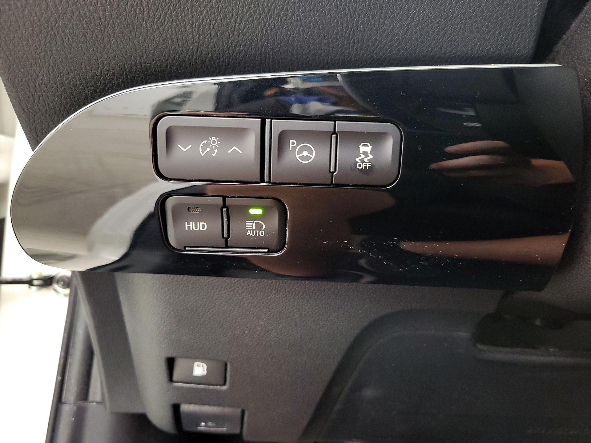 Thumbnail: 2019 Toyota Prius - 13