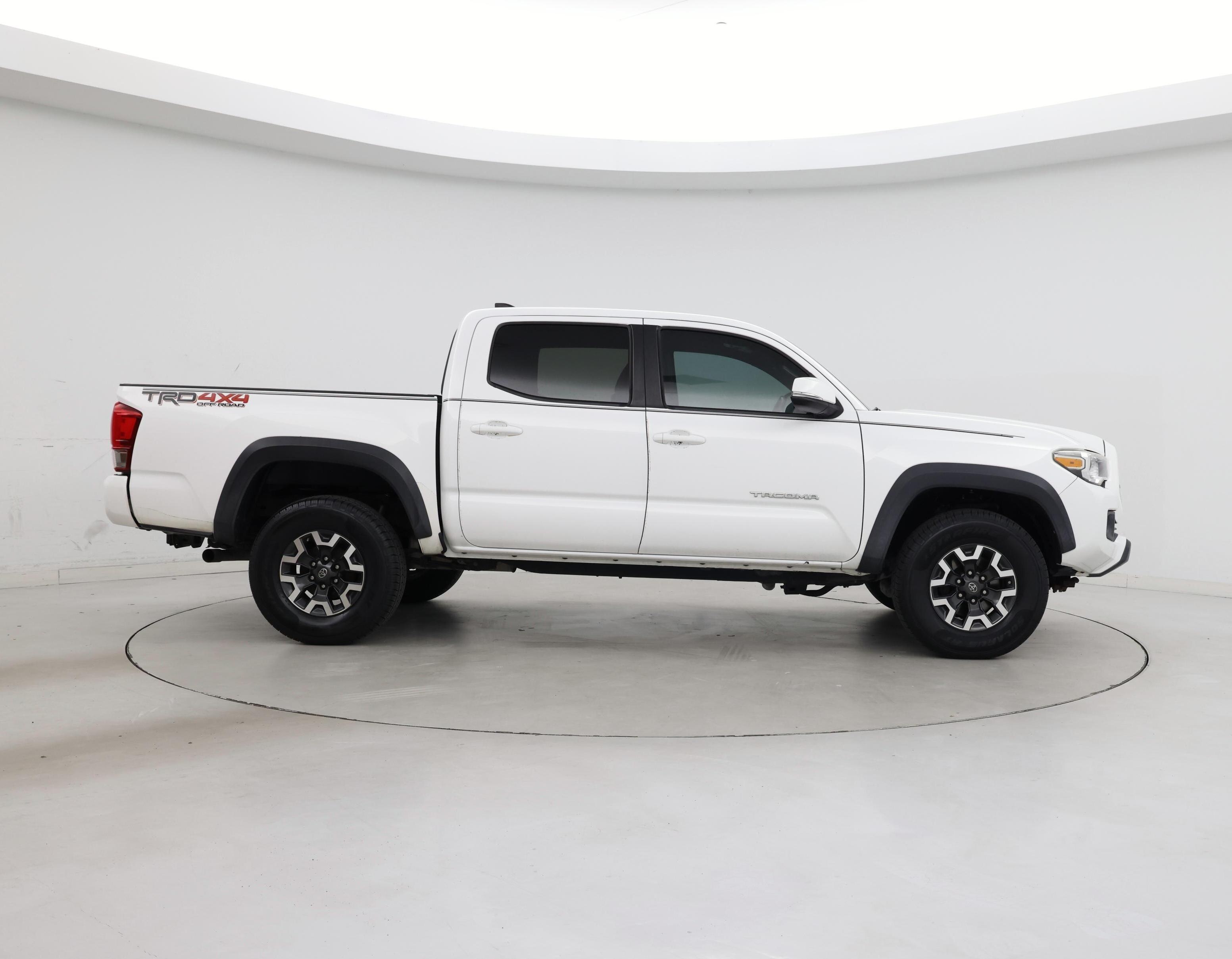 Thumbnail: 2017 Toyota Tacoma - 7