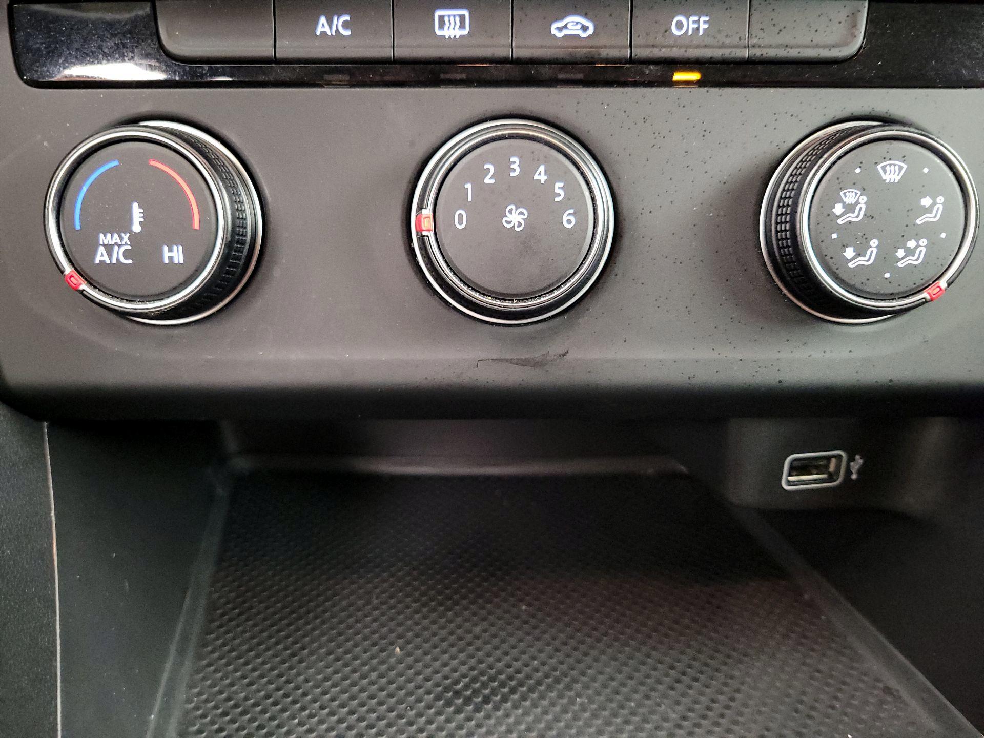 Thumbnail: 2019 Volkswagen Jetta - 16