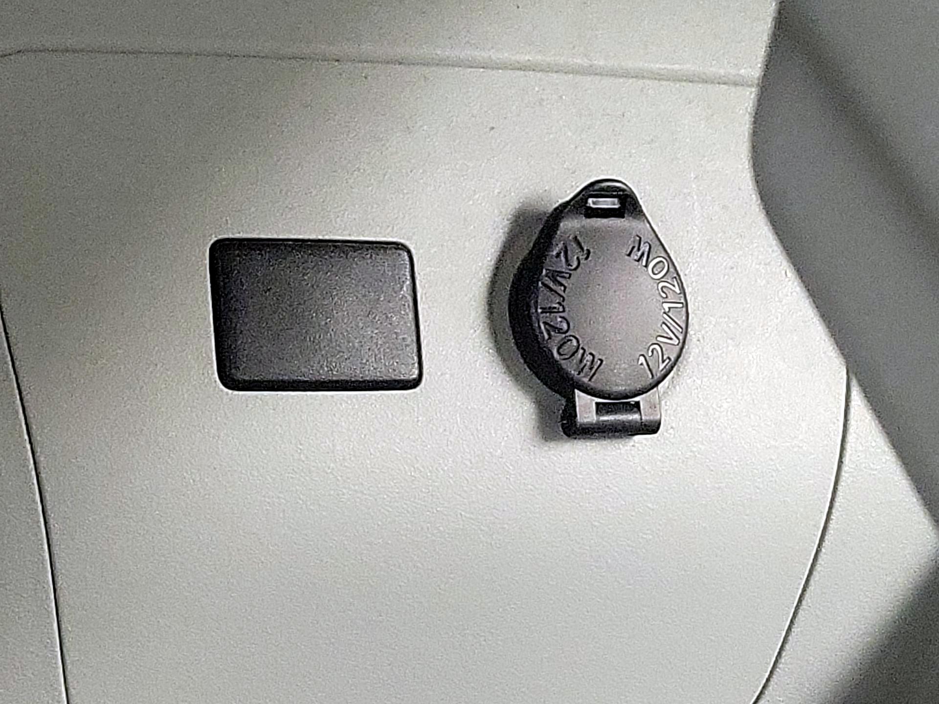 Thumbnail: 2015 Toyota Prius - 18