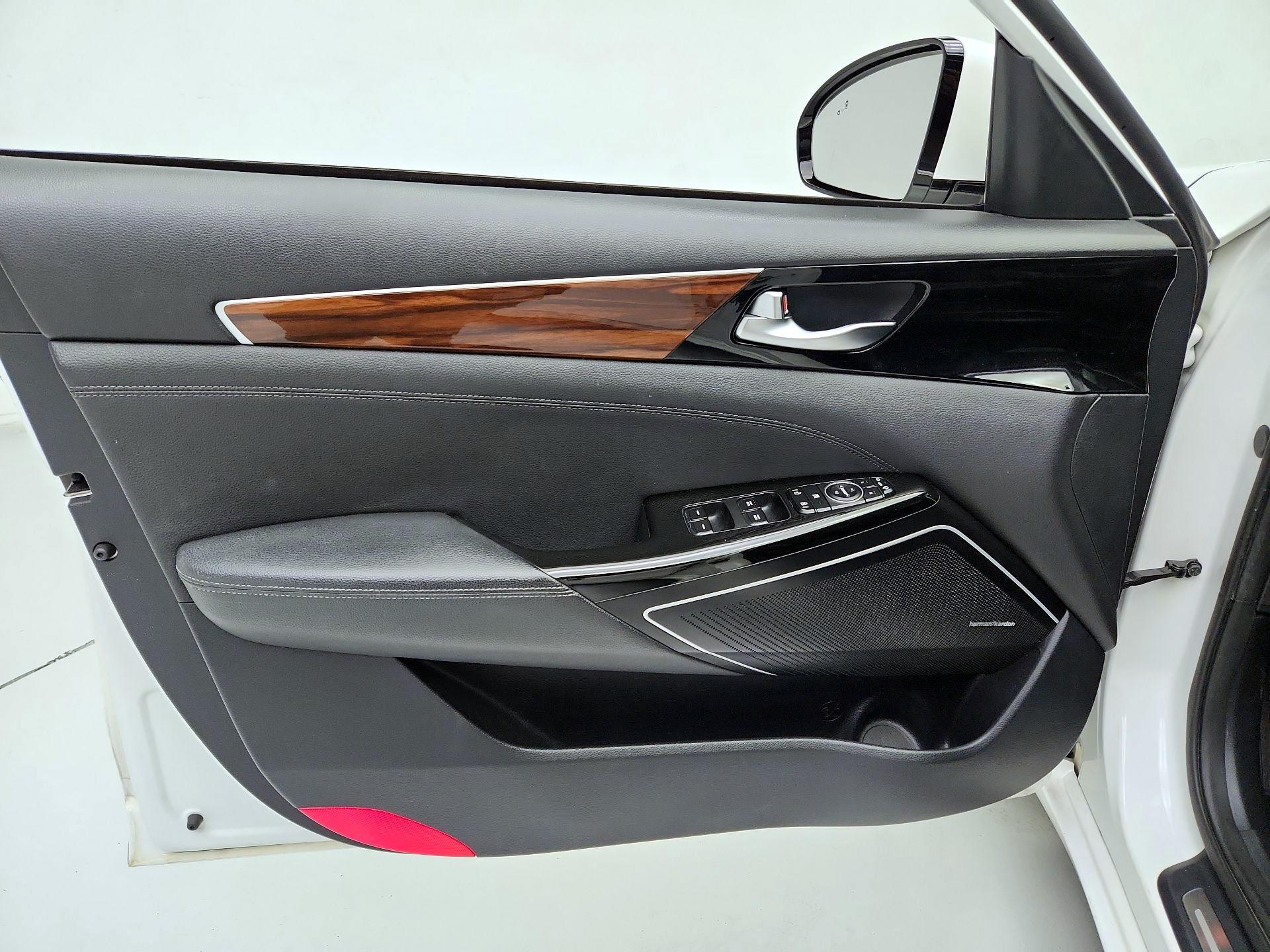 Thumbnail: 2017 Kia Cadenza - 12