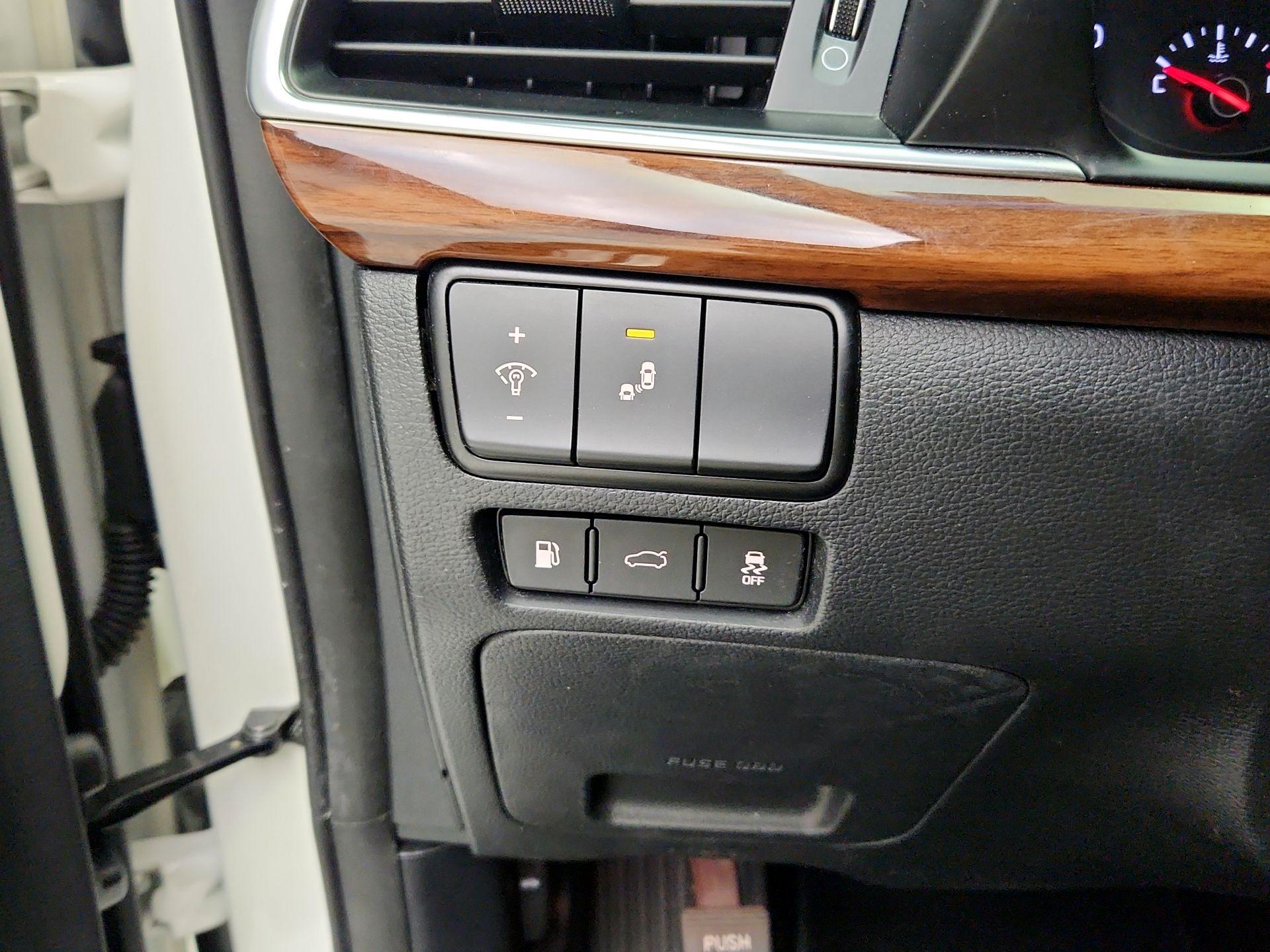 Thumbnail: 2017 Kia Cadenza - 13