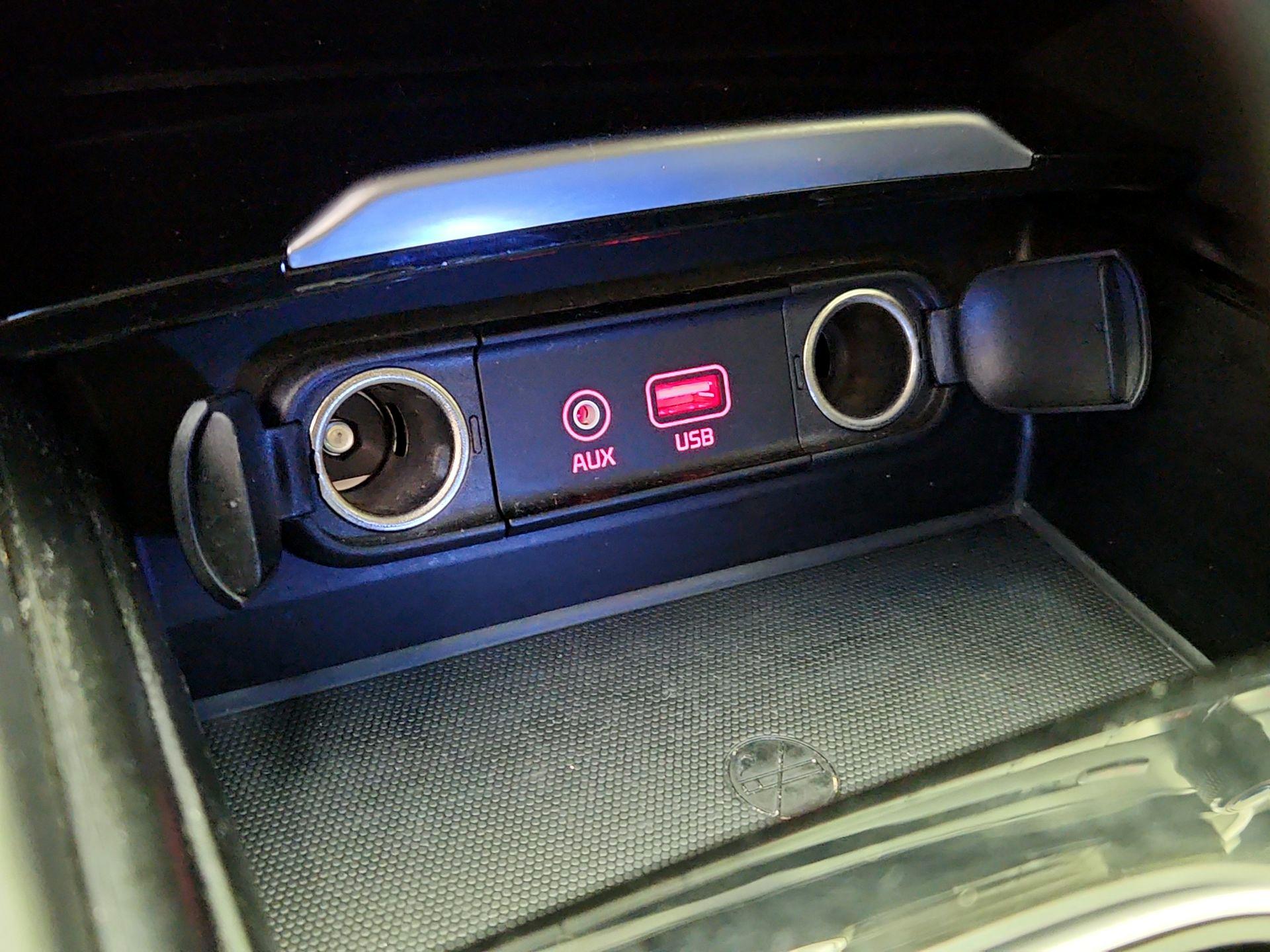 Thumbnail: 2017 Kia Cadenza - 19