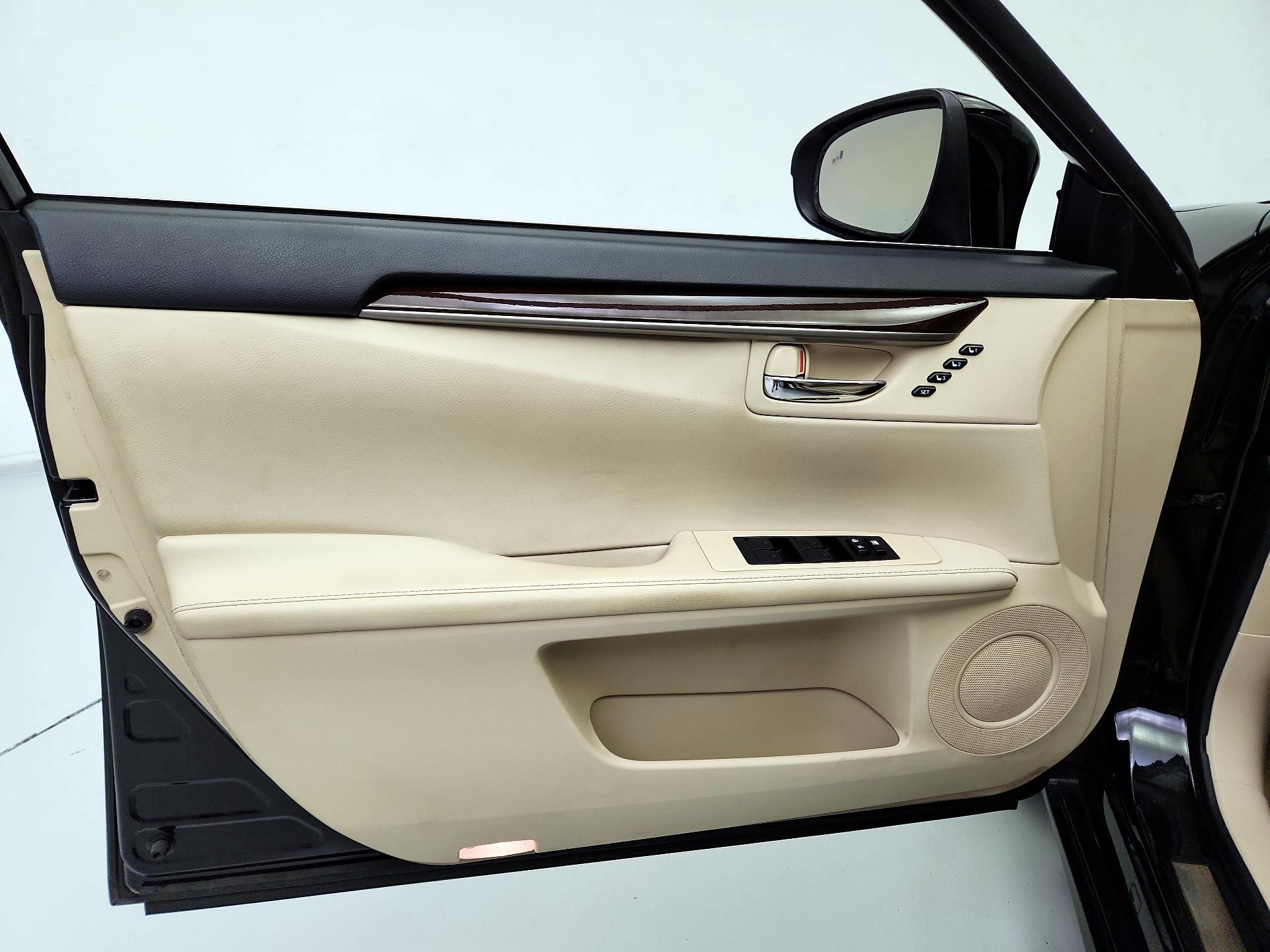 Thumbnail: 2014 Lexus ES - 12