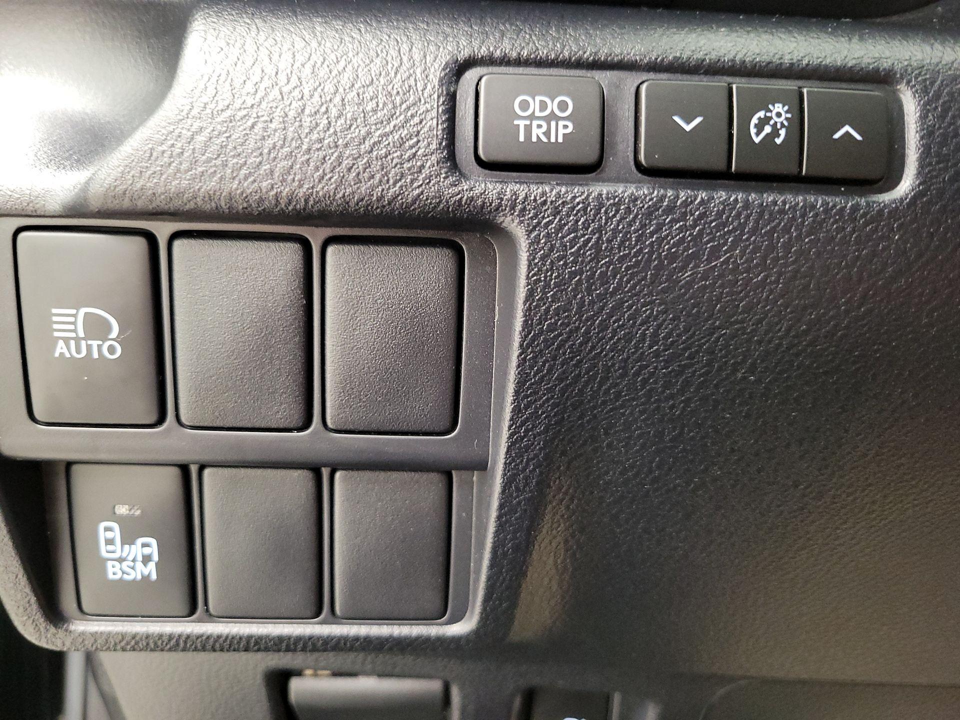 Thumbnail: 2019 Lexus IS - 13