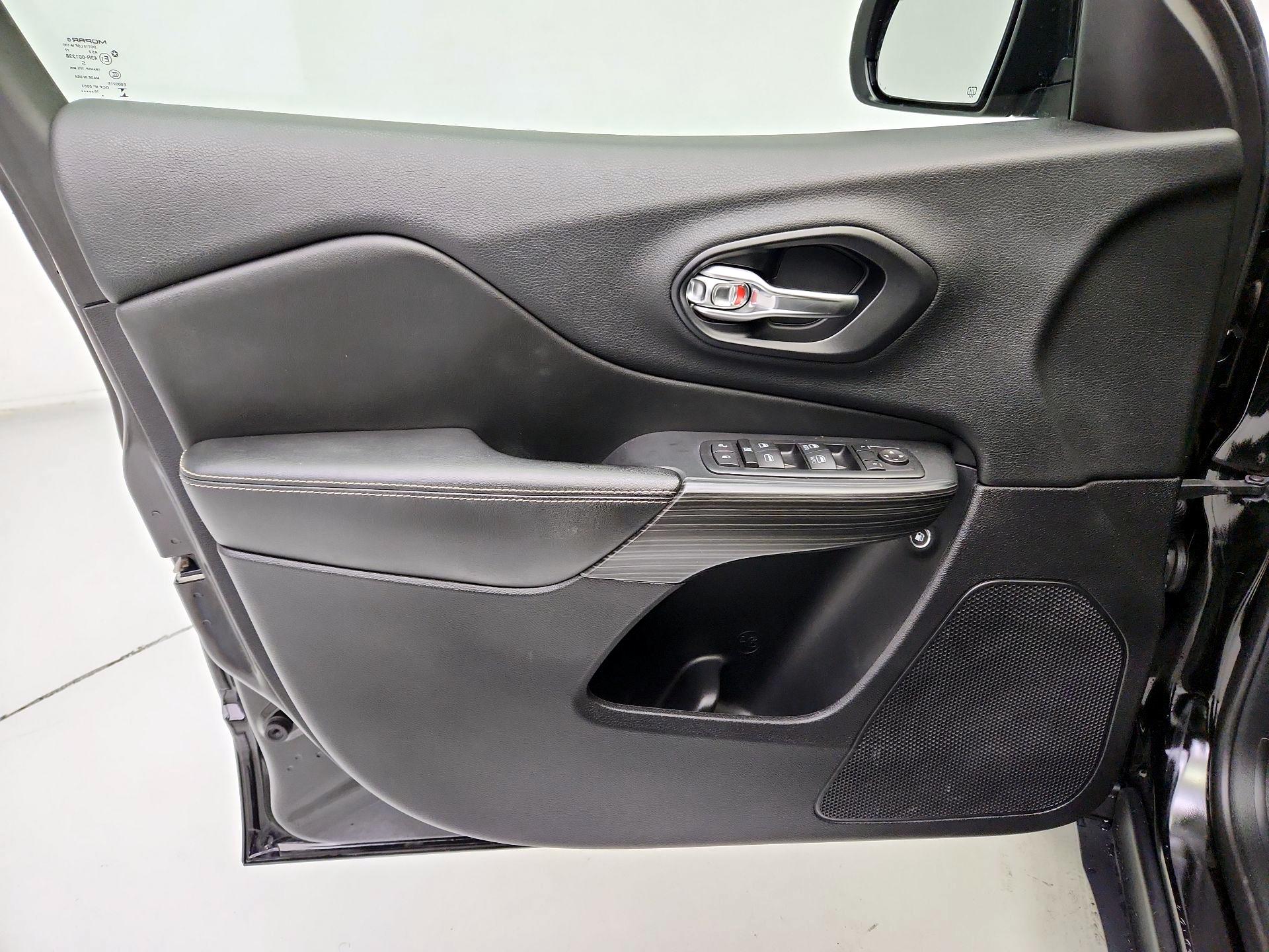 Thumbnail: 2017 Jeep Cherokee - 12