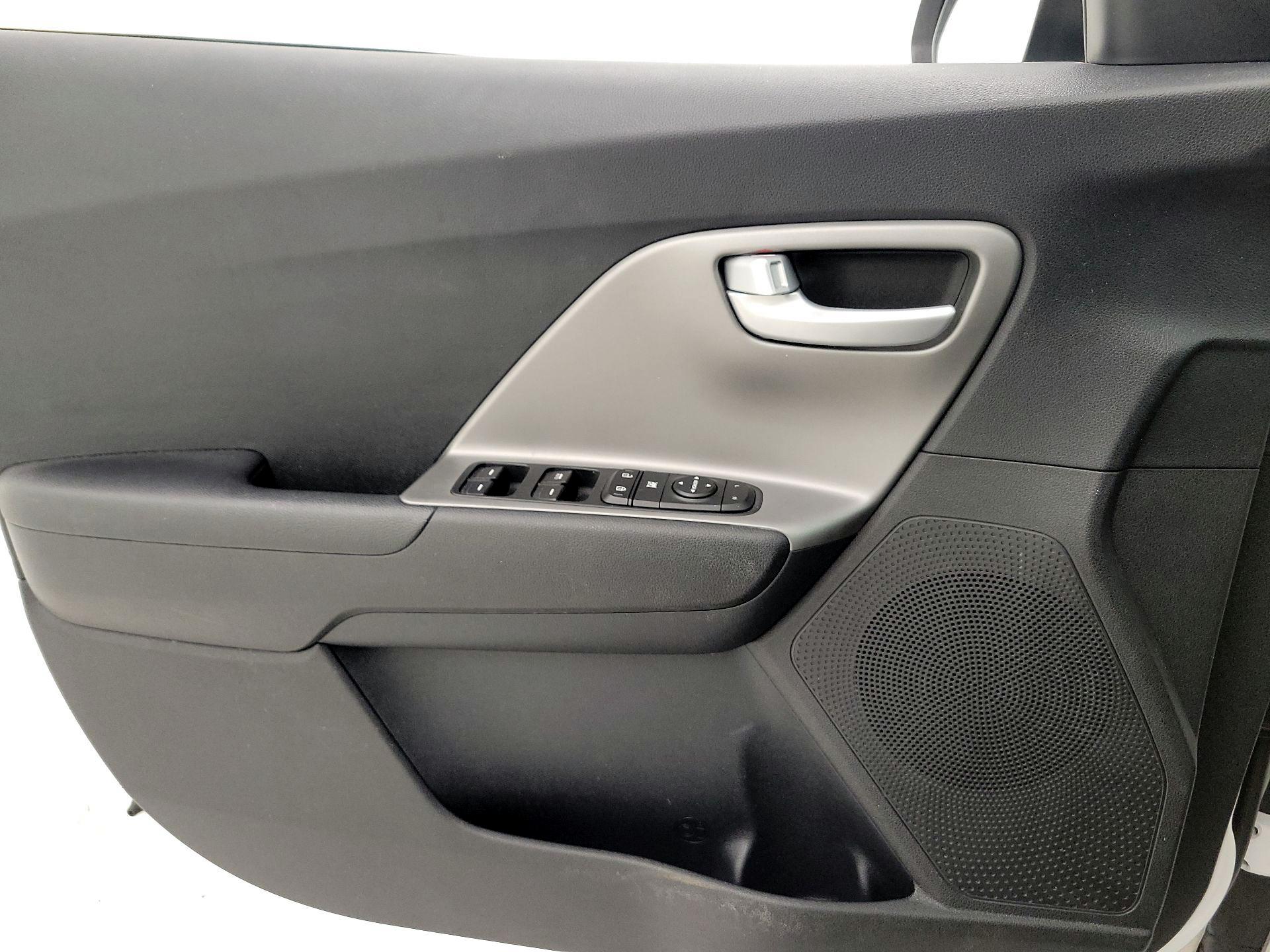 Thumbnail: 2020 Kia Niro - 12