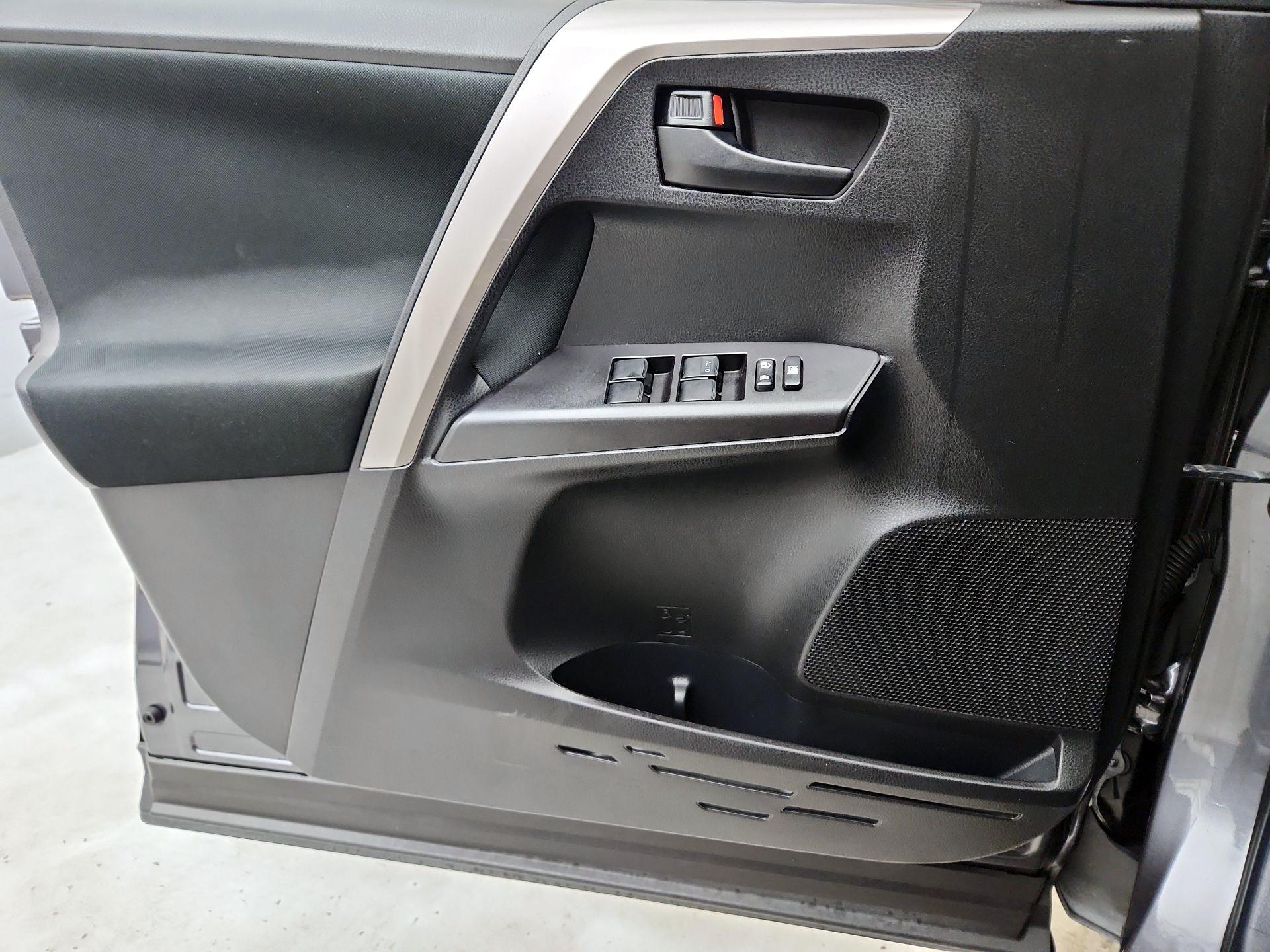 Thumbnail: 2018 Toyota RAV4 - 12