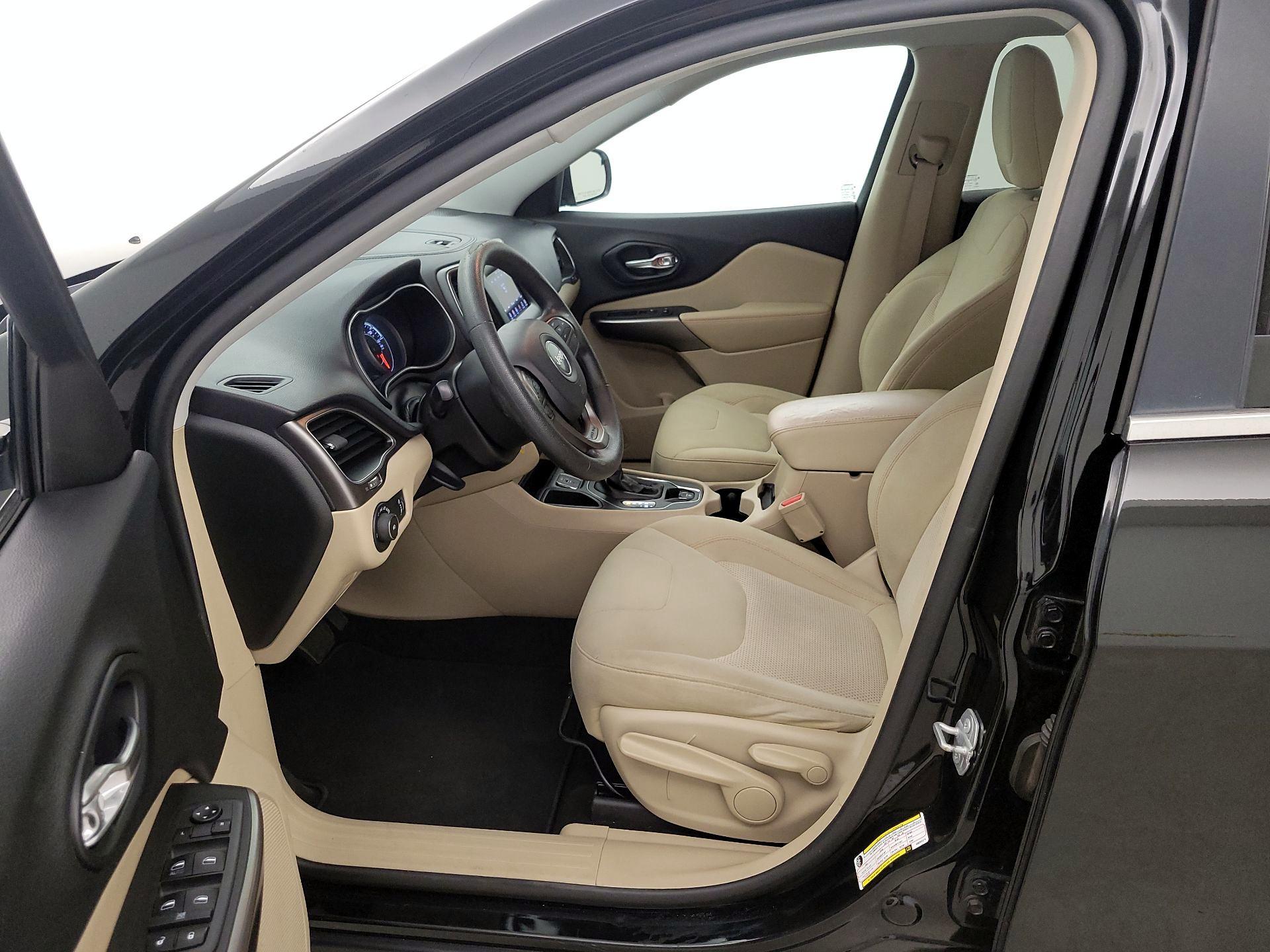 Thumbnail: 2019 Jeep Cherokee - 11