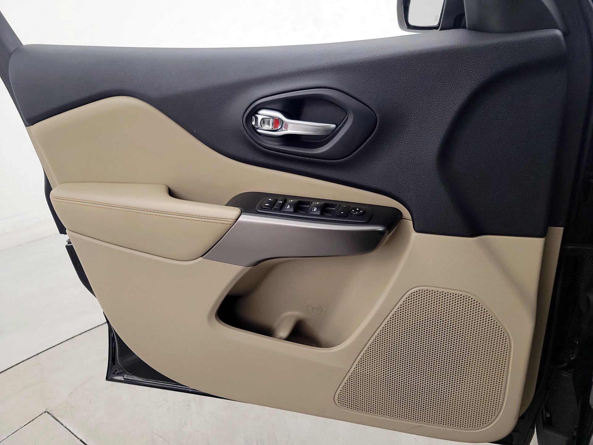 Thumbnail: 2019 Jeep Cherokee - 12