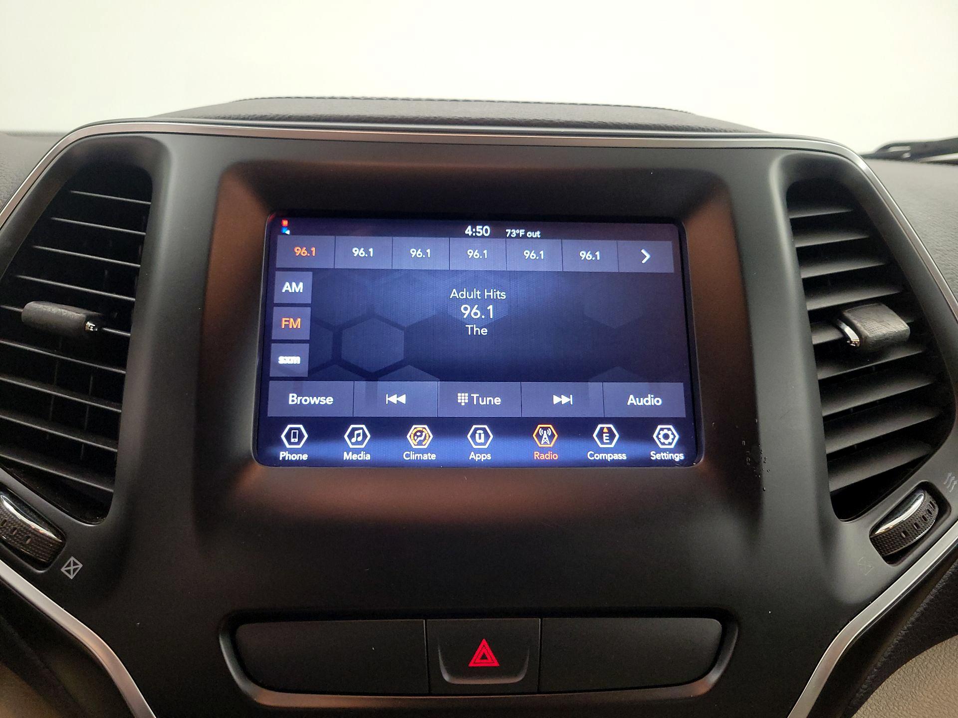 Thumbnail: 2019 Jeep Cherokee - 15