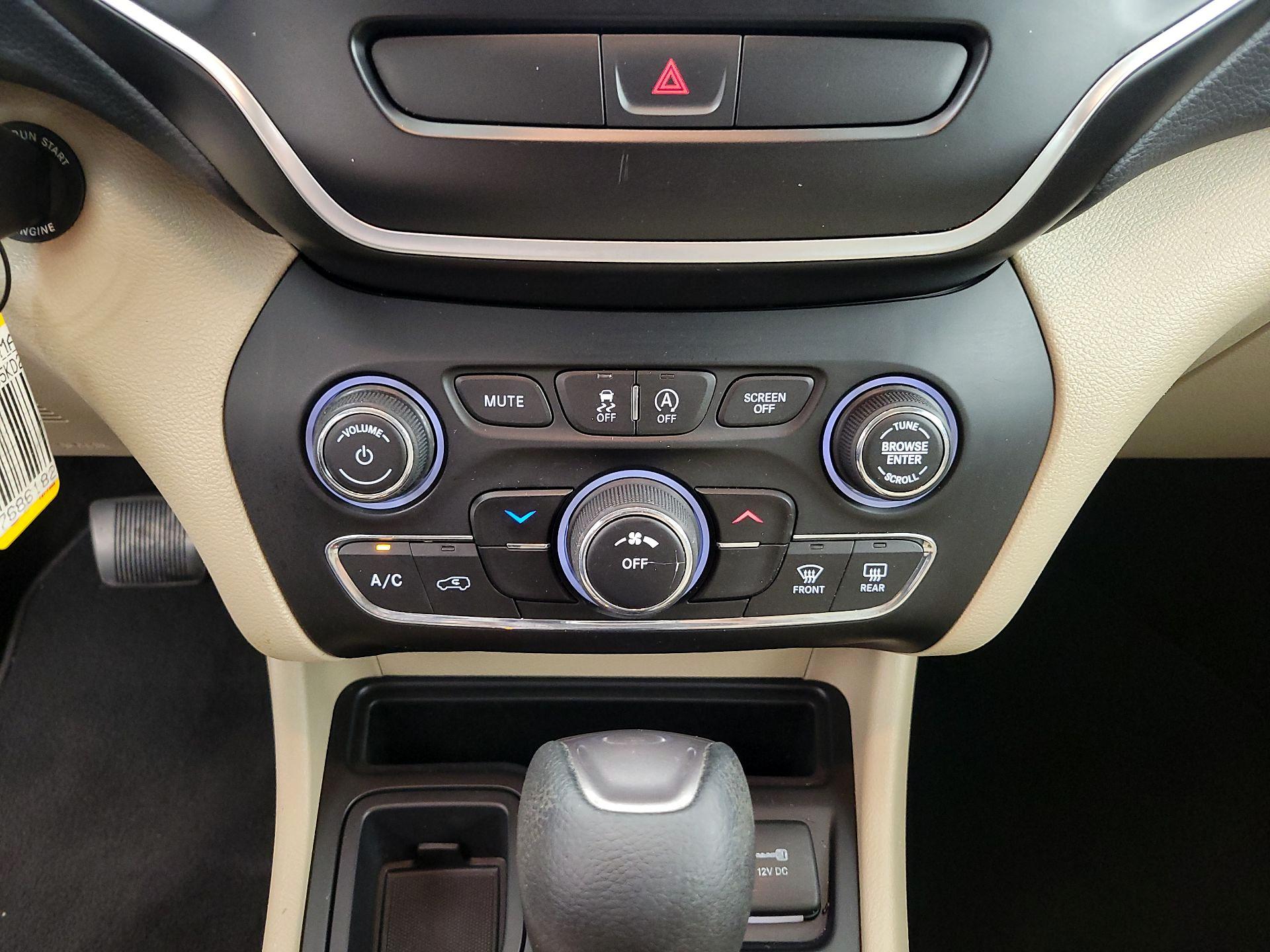 Thumbnail: 2019 Jeep Cherokee - 16