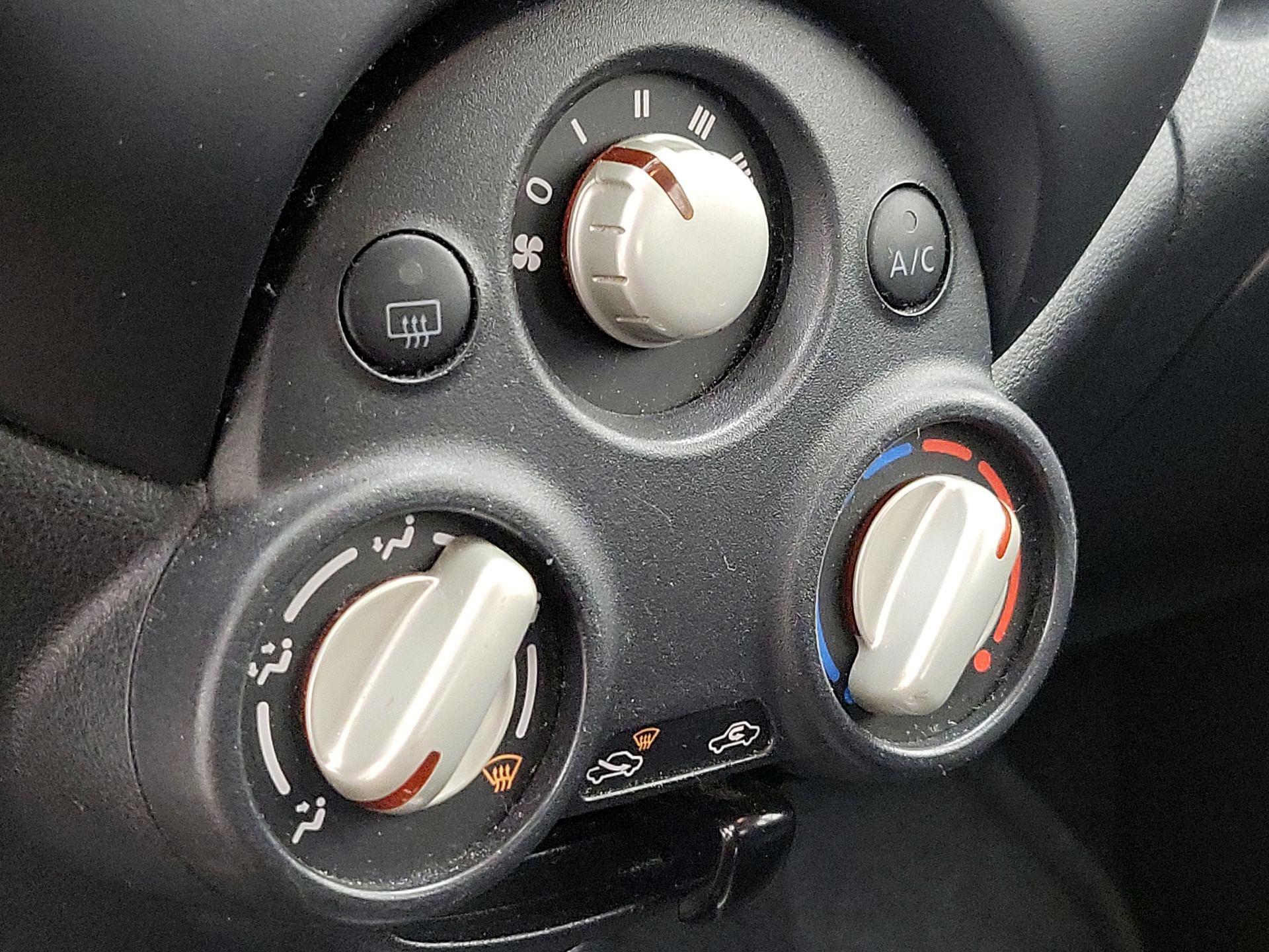 Thumbnail: 2014 Nissan Versa Note - 15