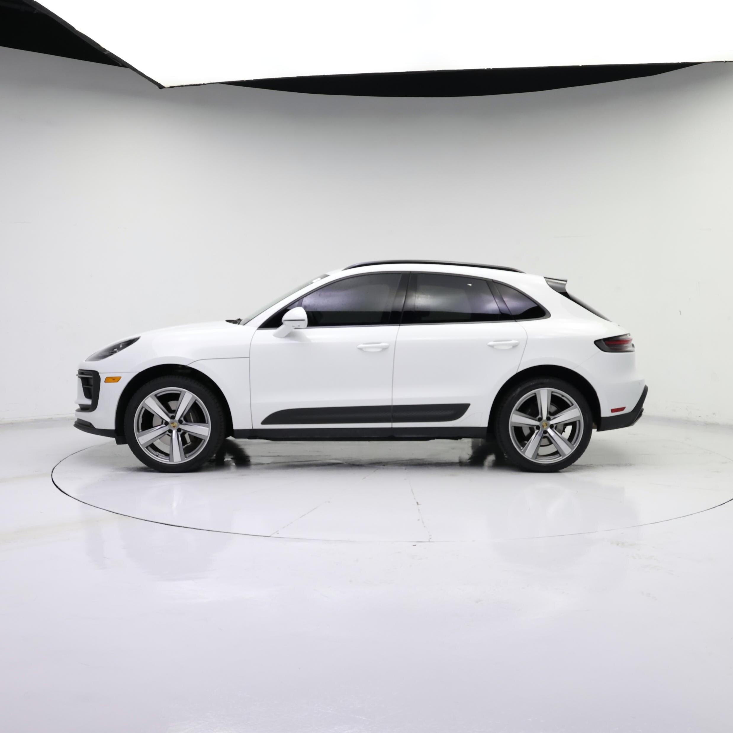 Thumbnail: 2023 Porsche Macan - 3