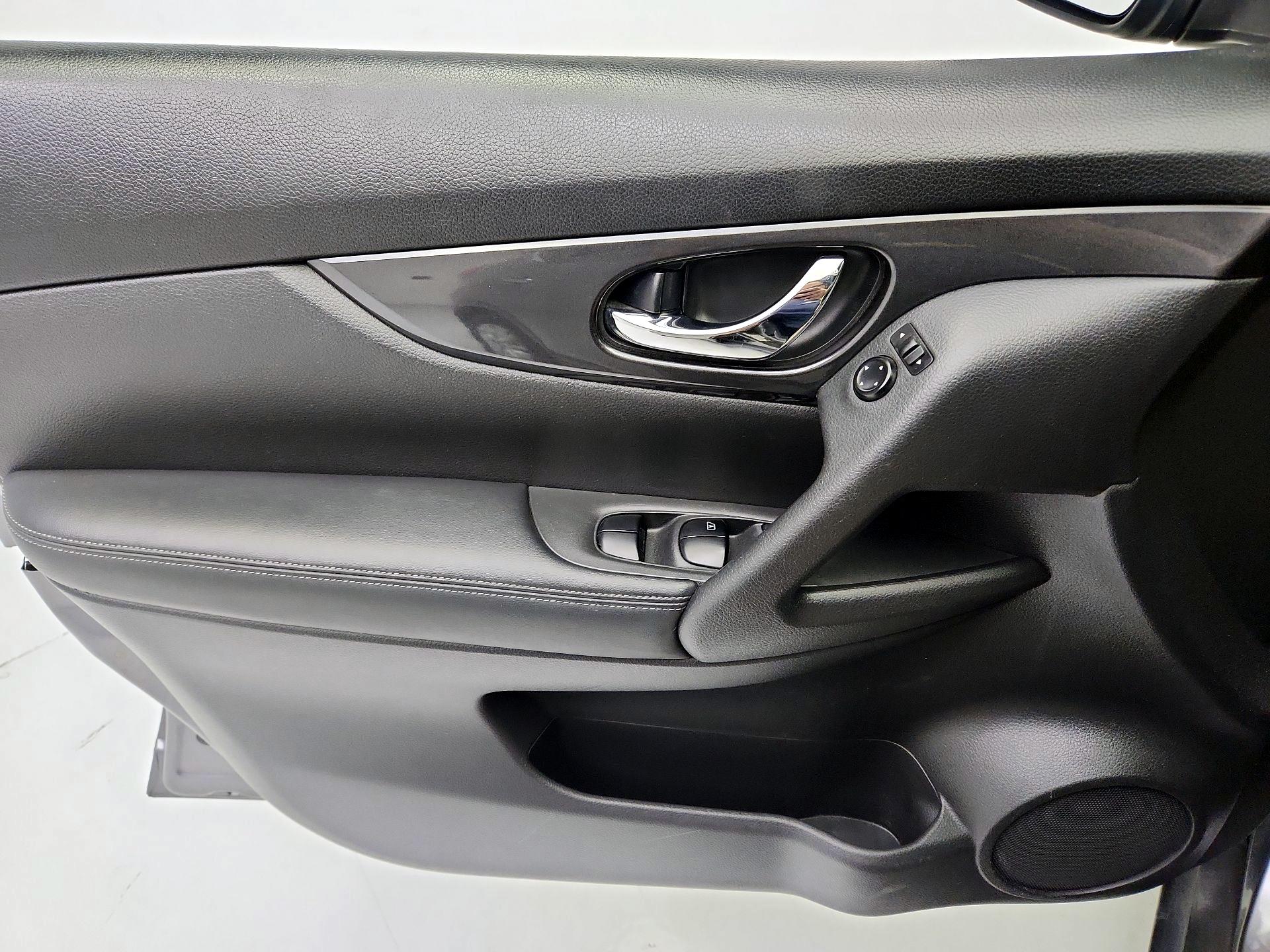 Thumbnail: 2017 Nissan Rogue - 12