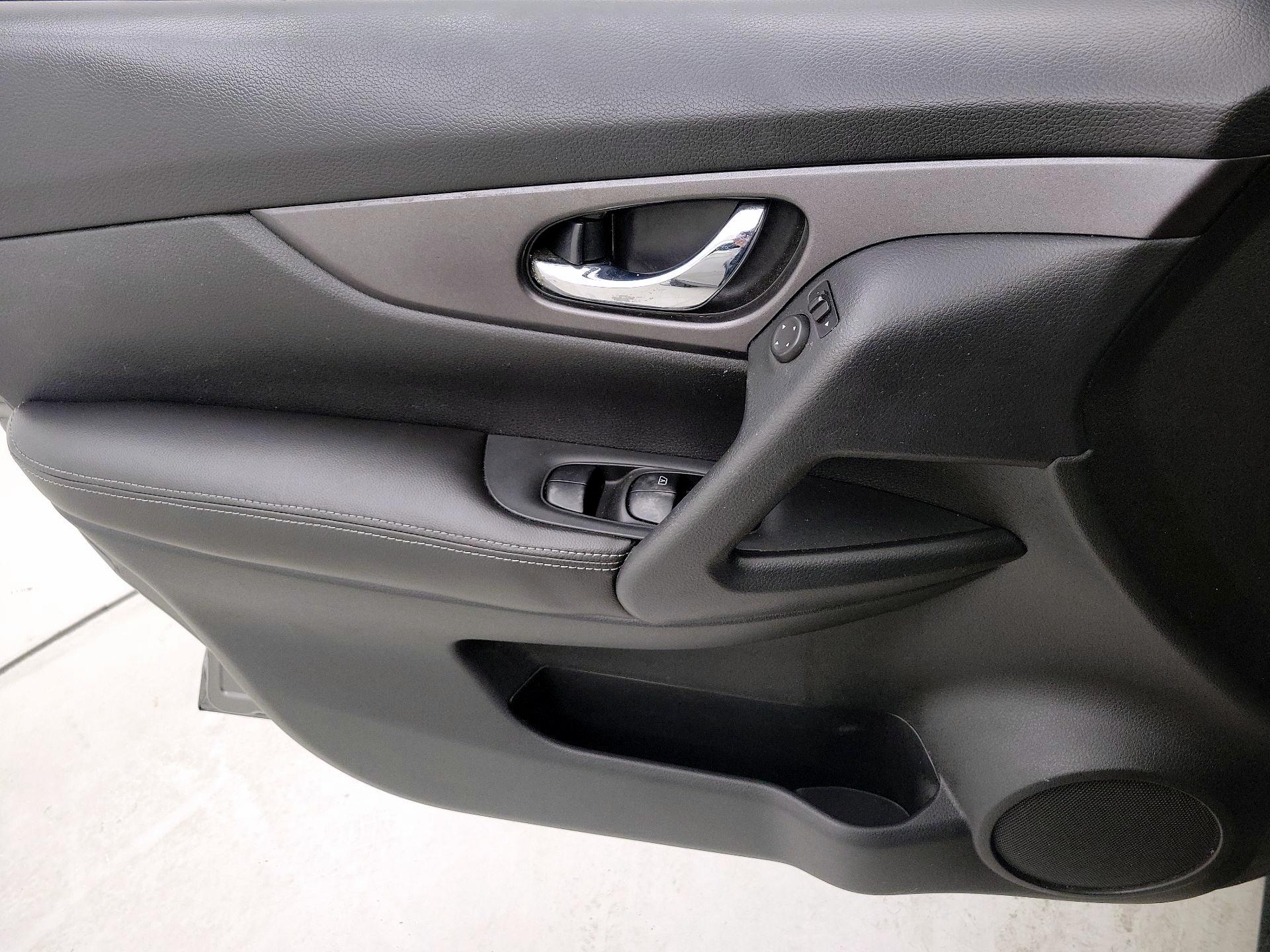 Thumbnail: 2016 Nissan Rogue - 12
