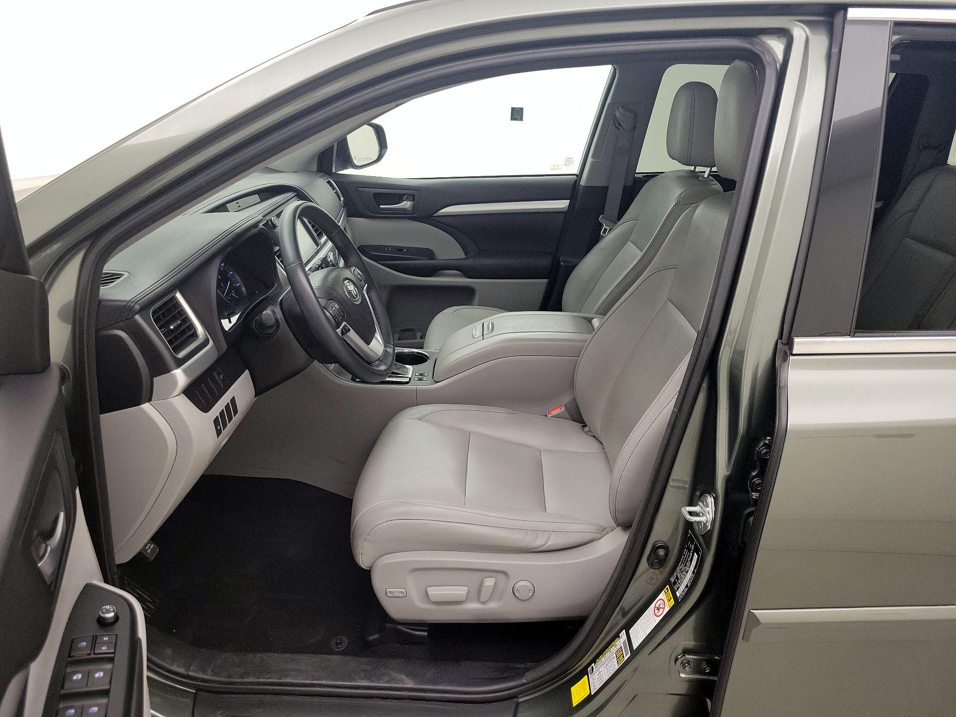 Thumbnail: 2016 Toyota Highlander - 11