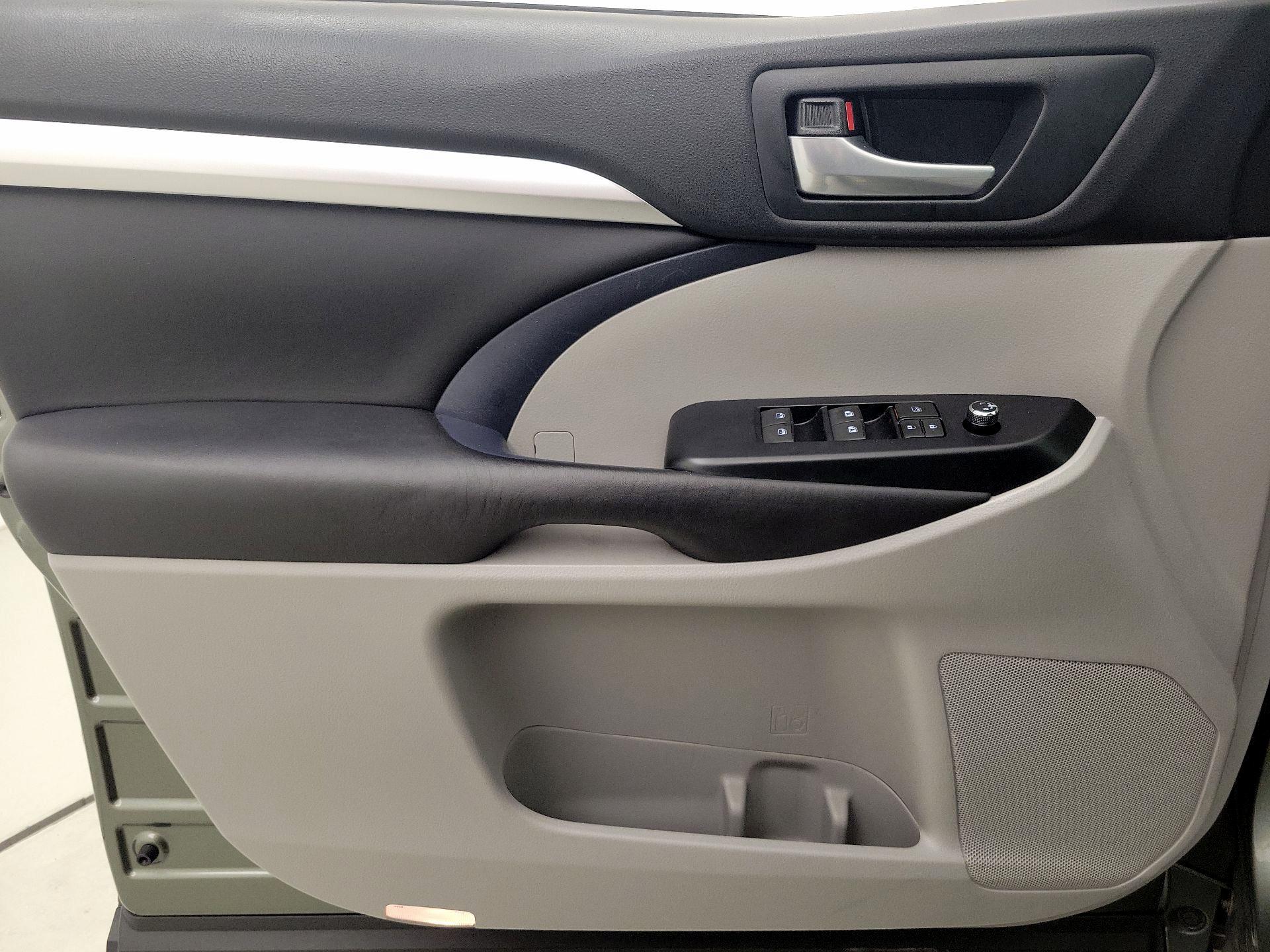 Thumbnail: 2016 Toyota Highlander - 12