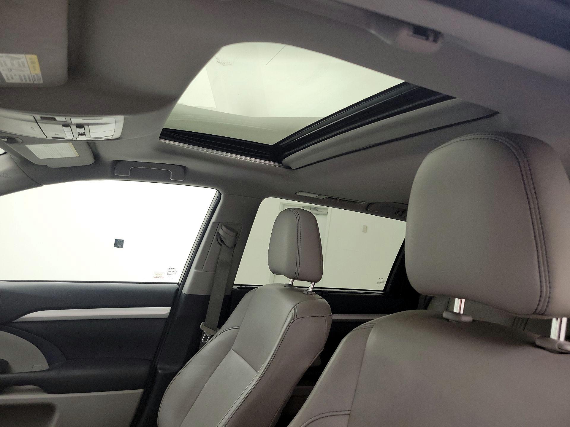 Thumbnail: 2016 Toyota Highlander - 20