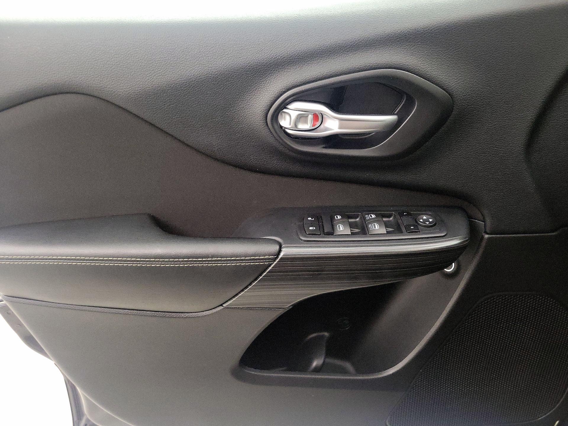 Thumbnail: 2016 Jeep Cherokee - 12