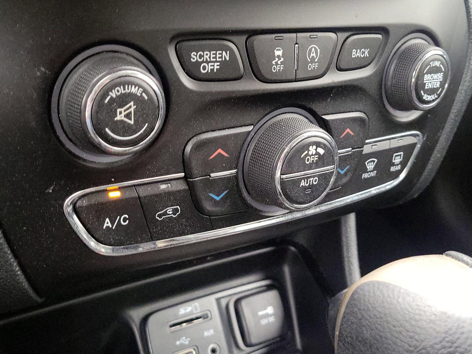 Thumbnail: 2016 Jeep Cherokee - 16