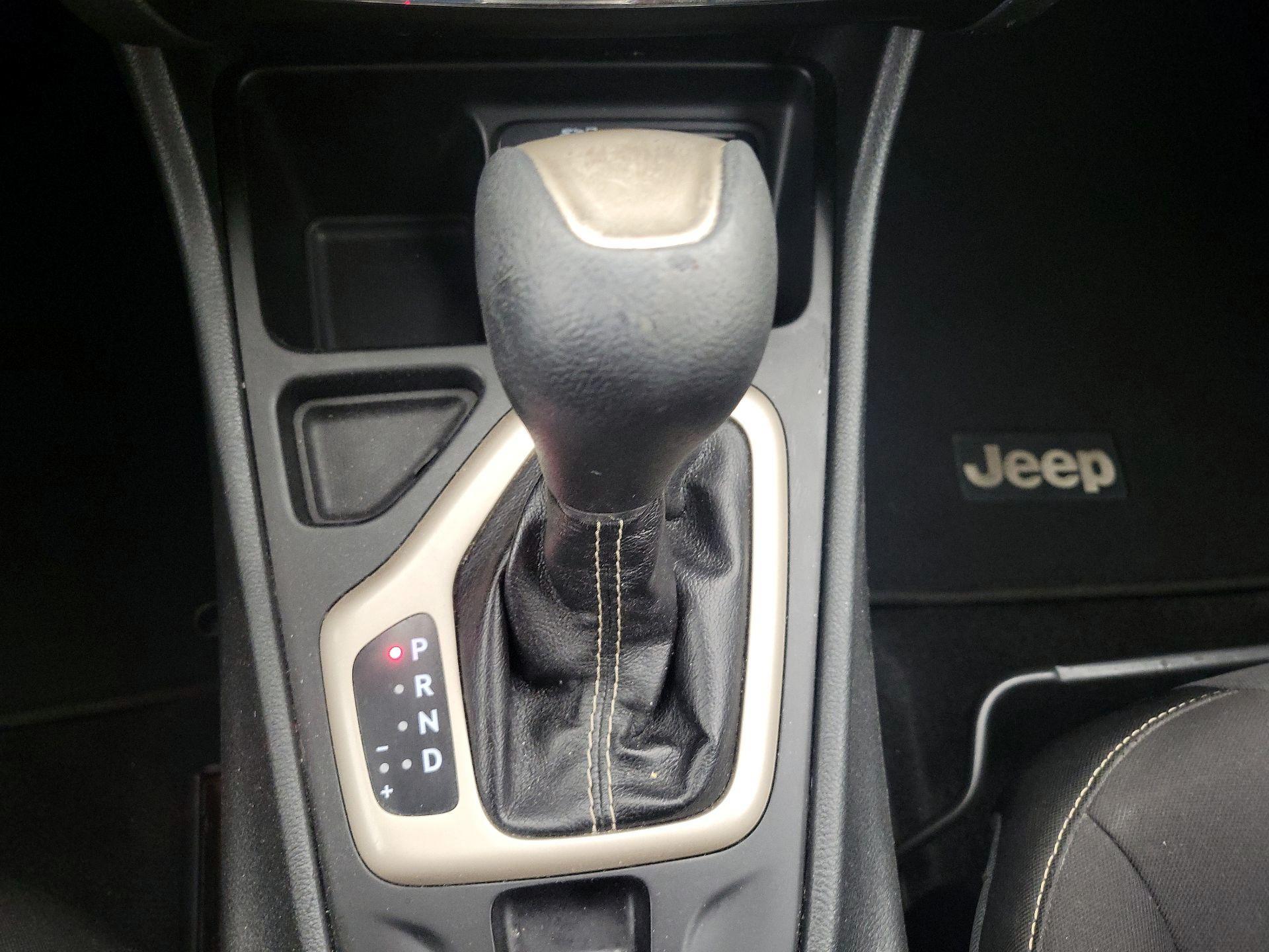 Thumbnail: 2016 Jeep Cherokee - 17