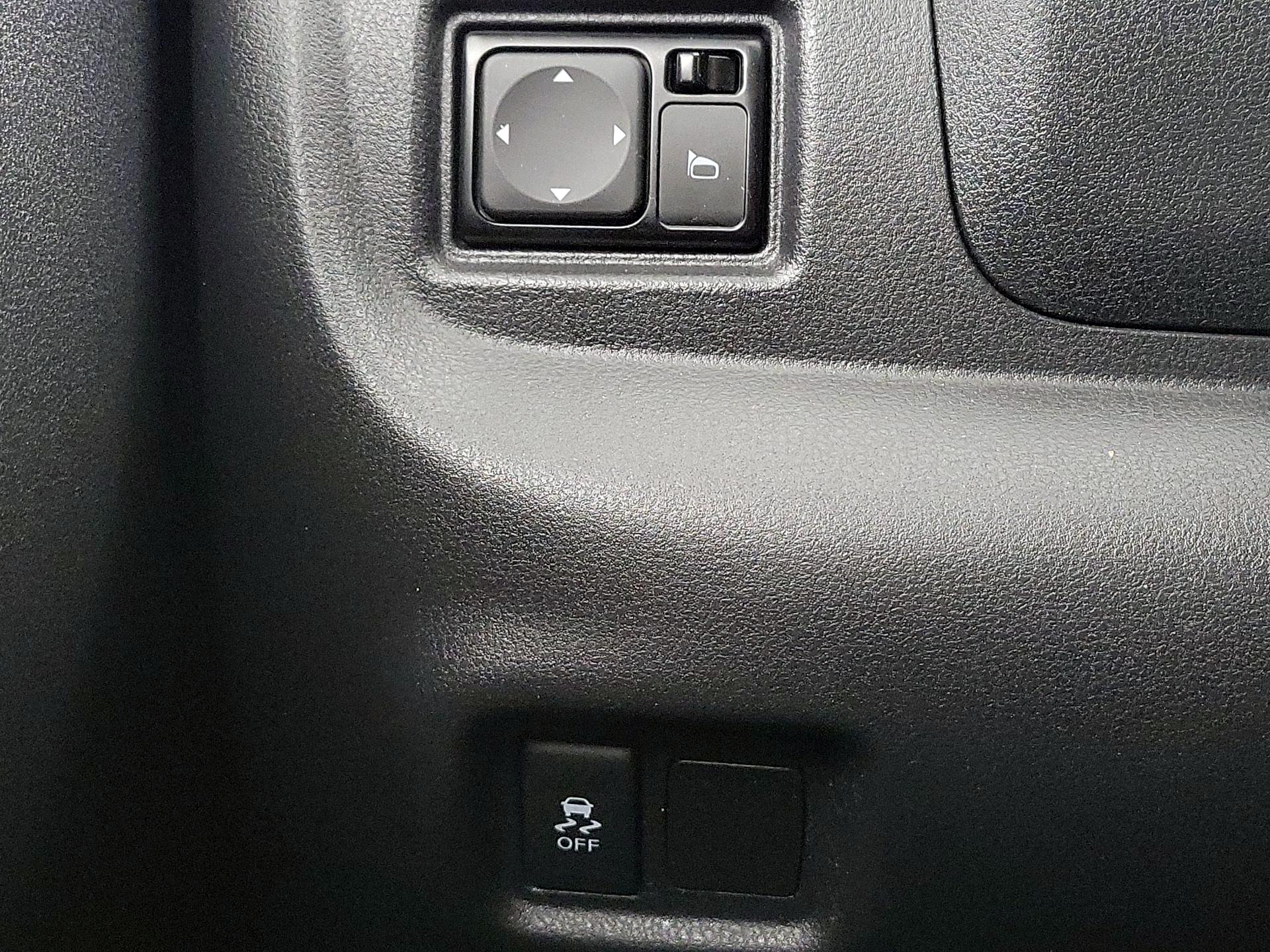 Thumbnail: 2015 Nissan Versa Note - 13