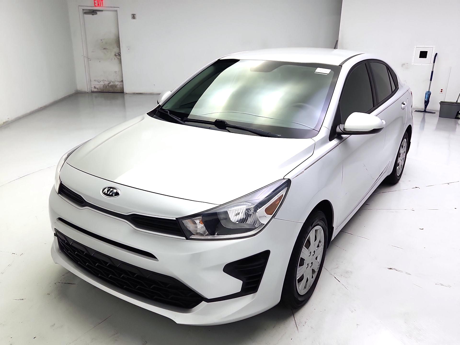 Thumbnail: 2021 Kia Rio - 3