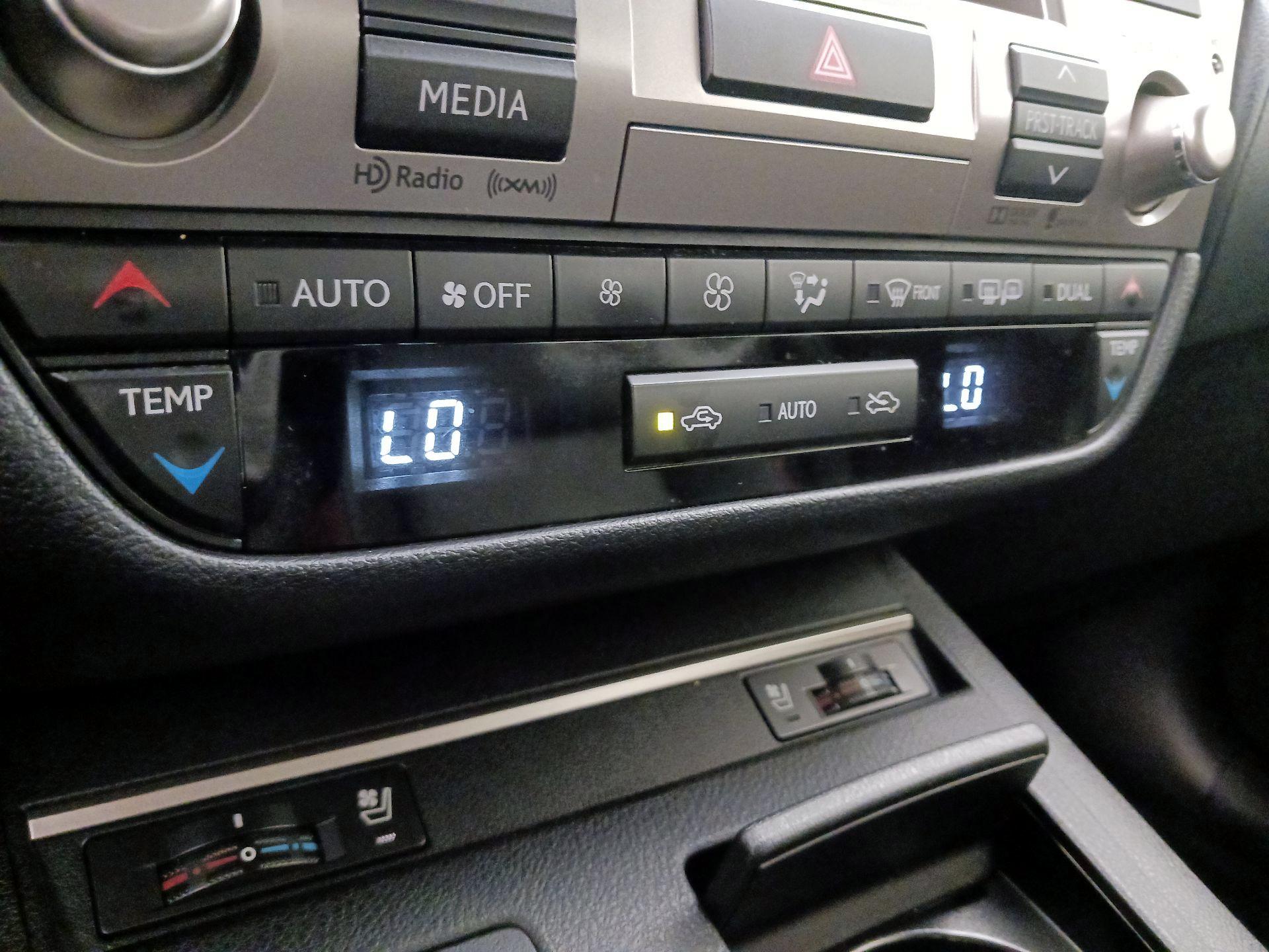 Thumbnail: 2015 Lexus ES - 17