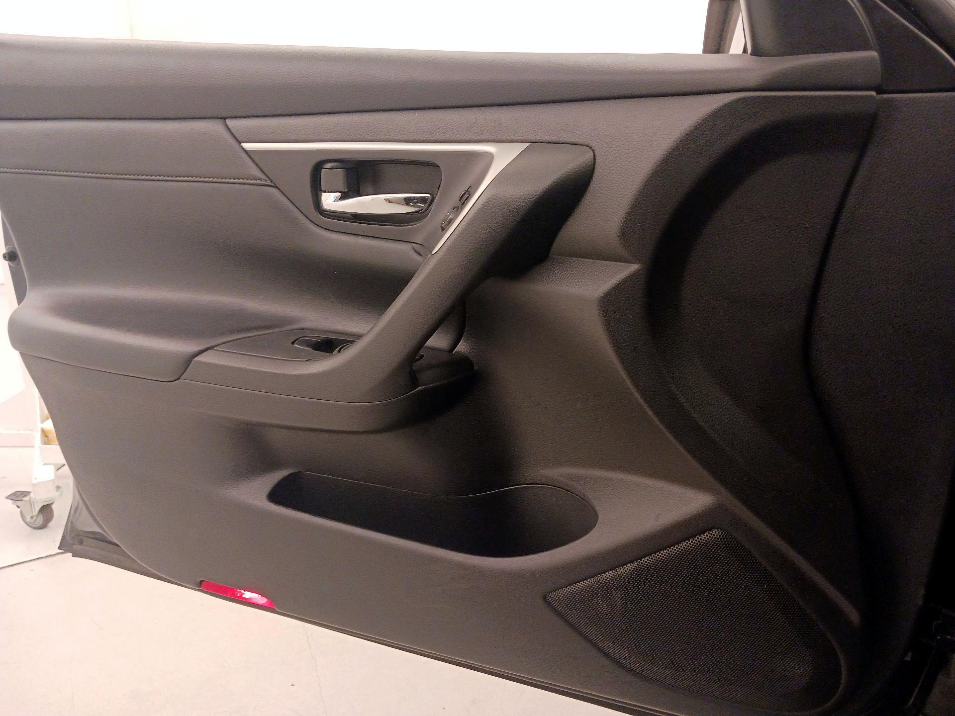 Thumbnail: 2016 Nissan Altima - 12