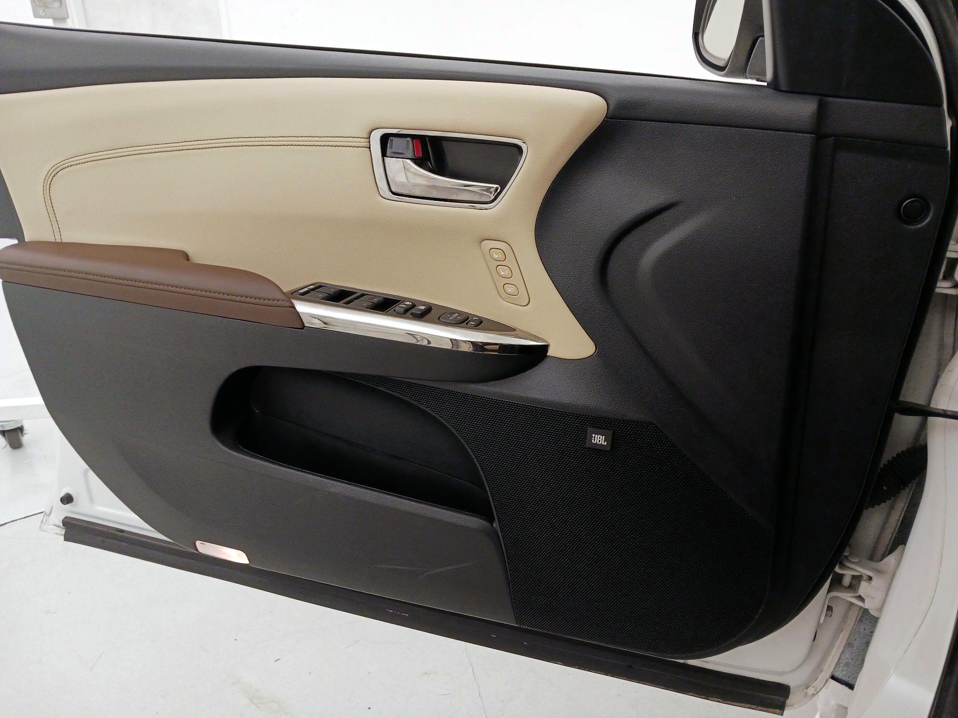 Thumbnail: 2015 Toyota Avalon - 12
