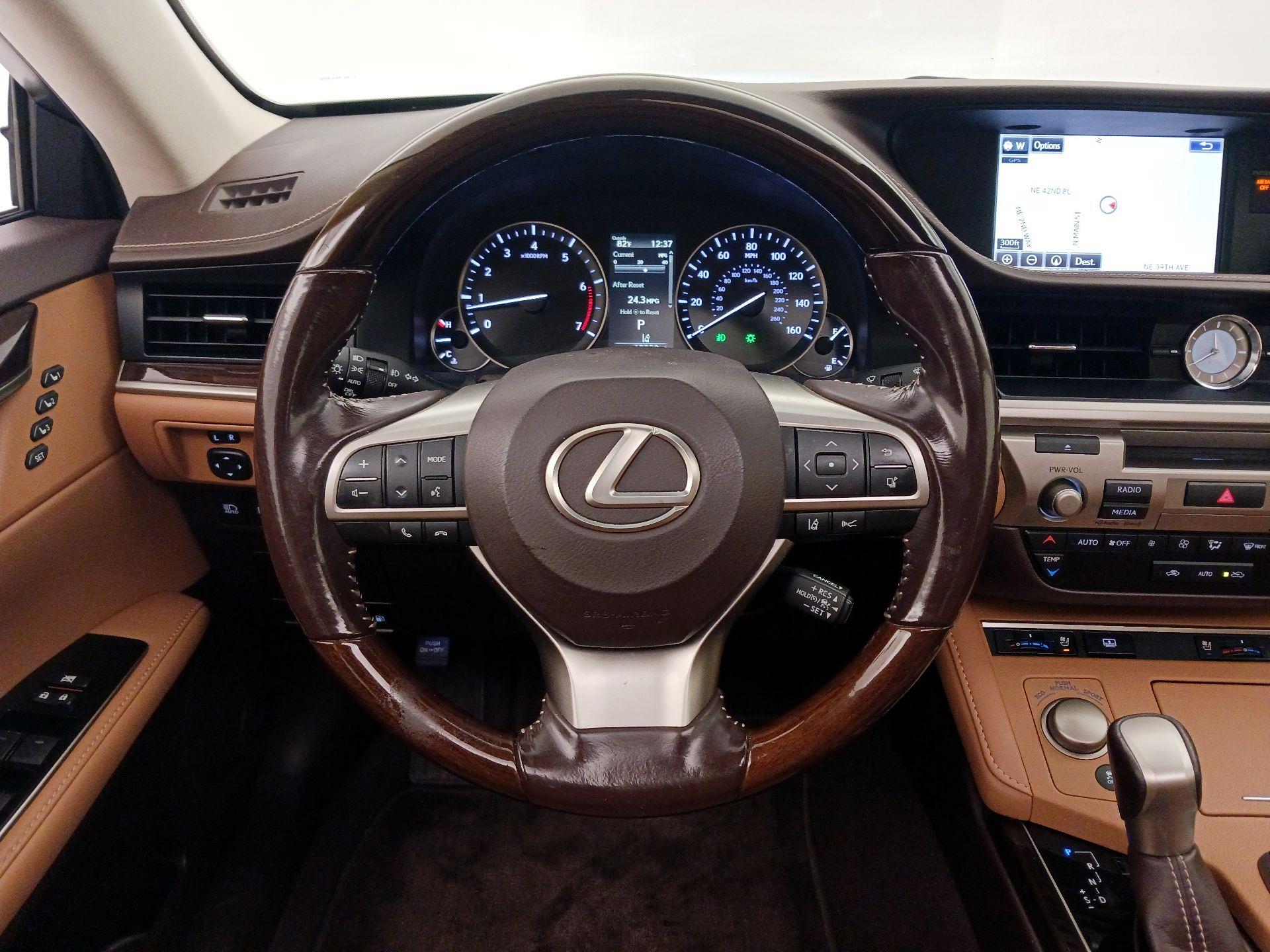 Thumbnail: 2016 Lexus ES - 10