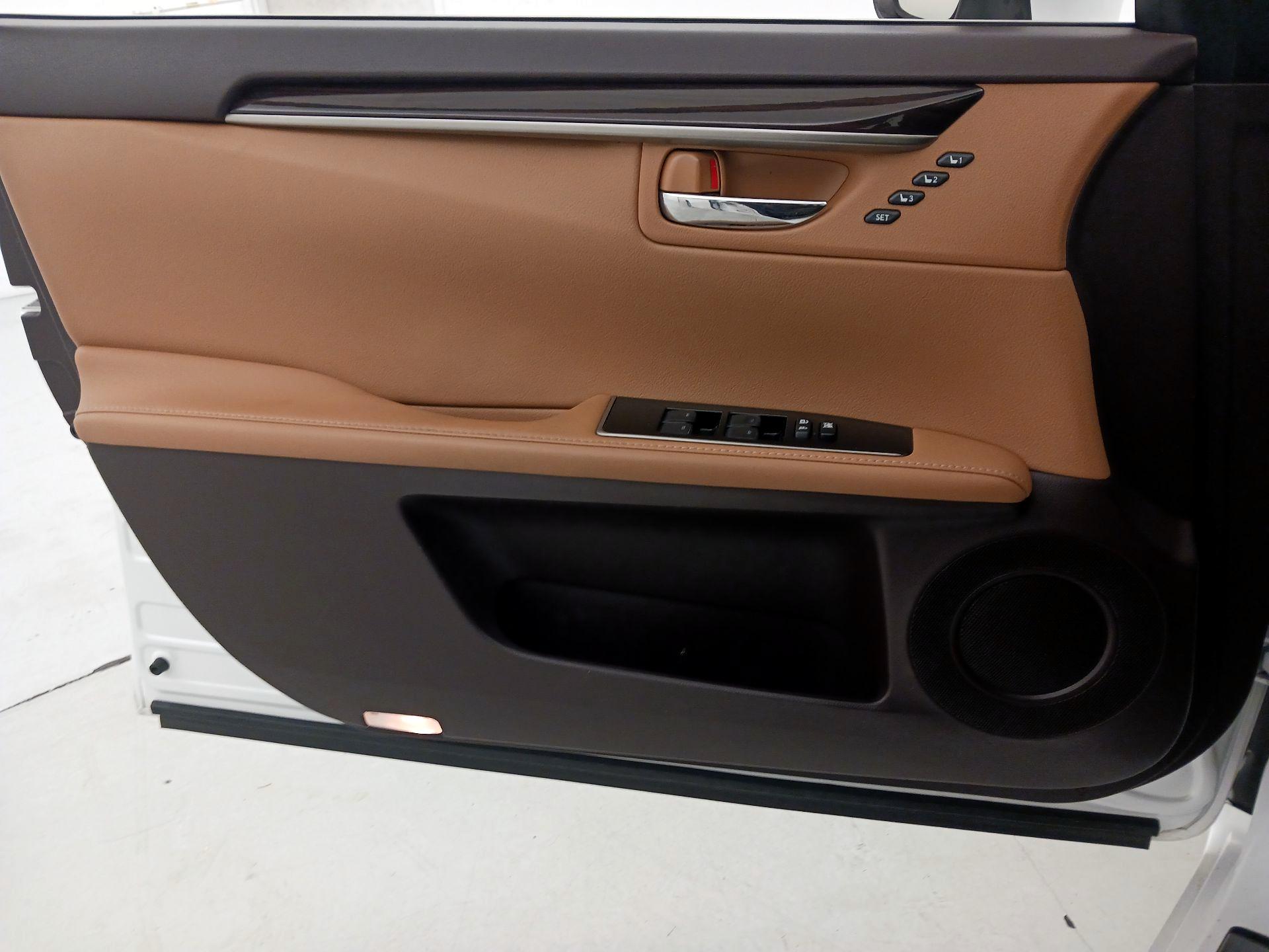 Thumbnail: 2016 Lexus ES - 12