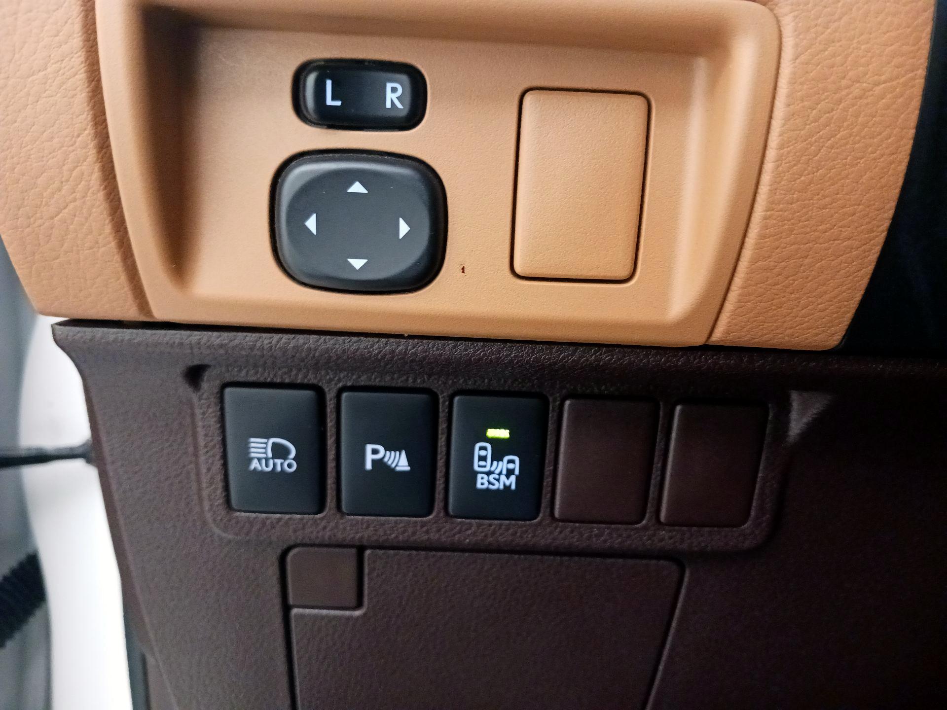 Thumbnail: 2016 Lexus ES - 13