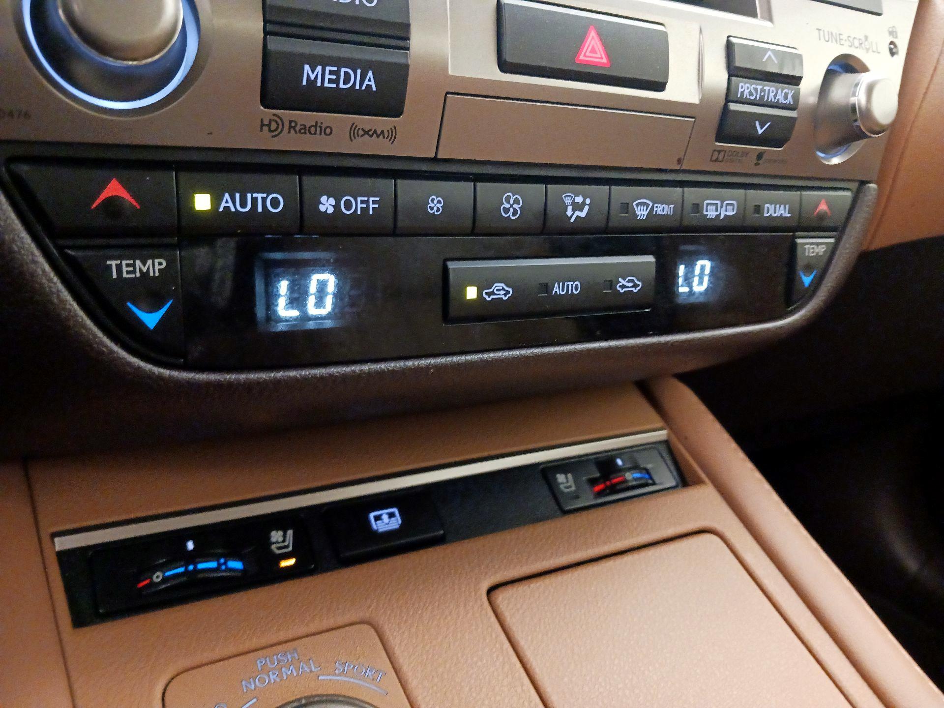 Thumbnail: 2016 Lexus ES - 17