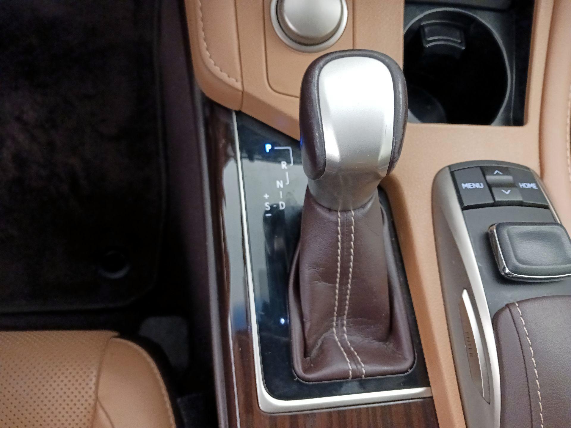 Thumbnail: 2016 Lexus ES - 18