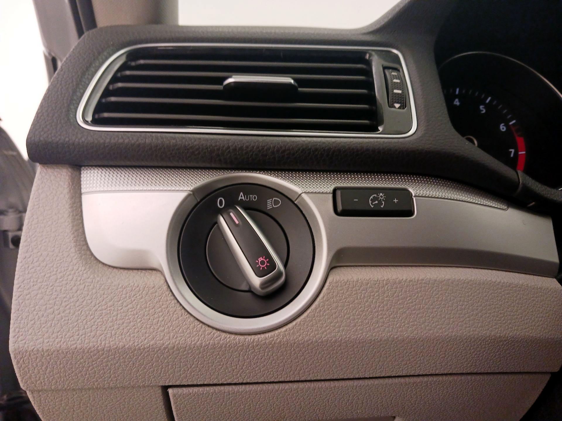 Thumbnail: 2016 Volkswagen Passat - 13