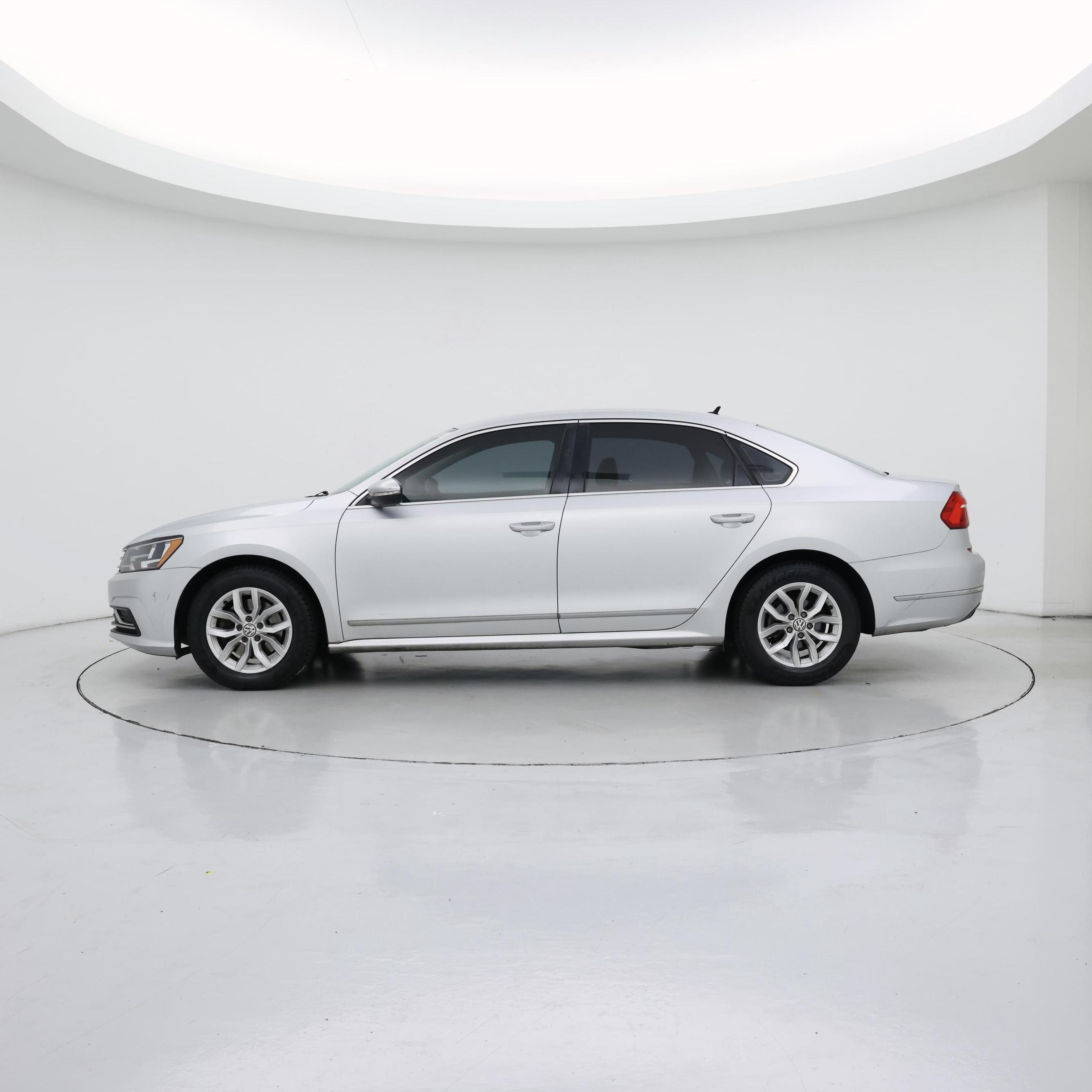 Thumbnail: 2016 Volkswagen Passat - 3