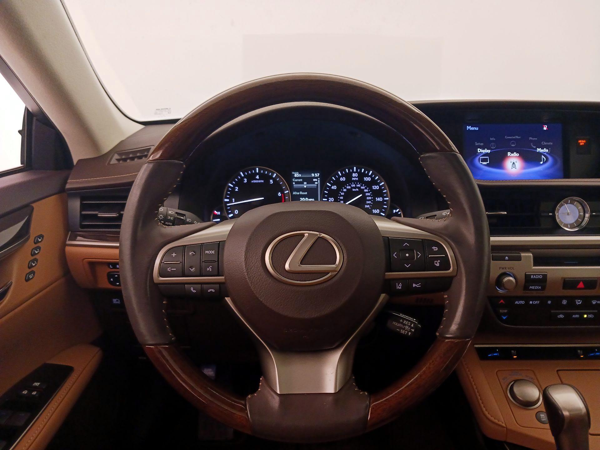 Thumbnail: 2017 Lexus ES - 10