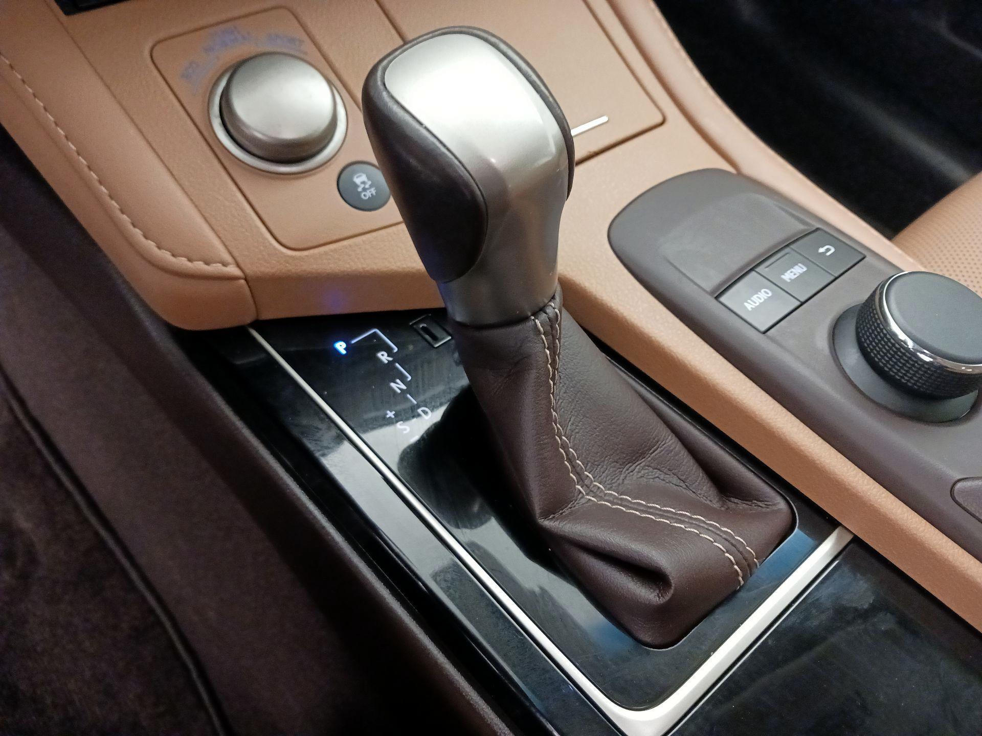 Thumbnail: 2017 Lexus ES - 17