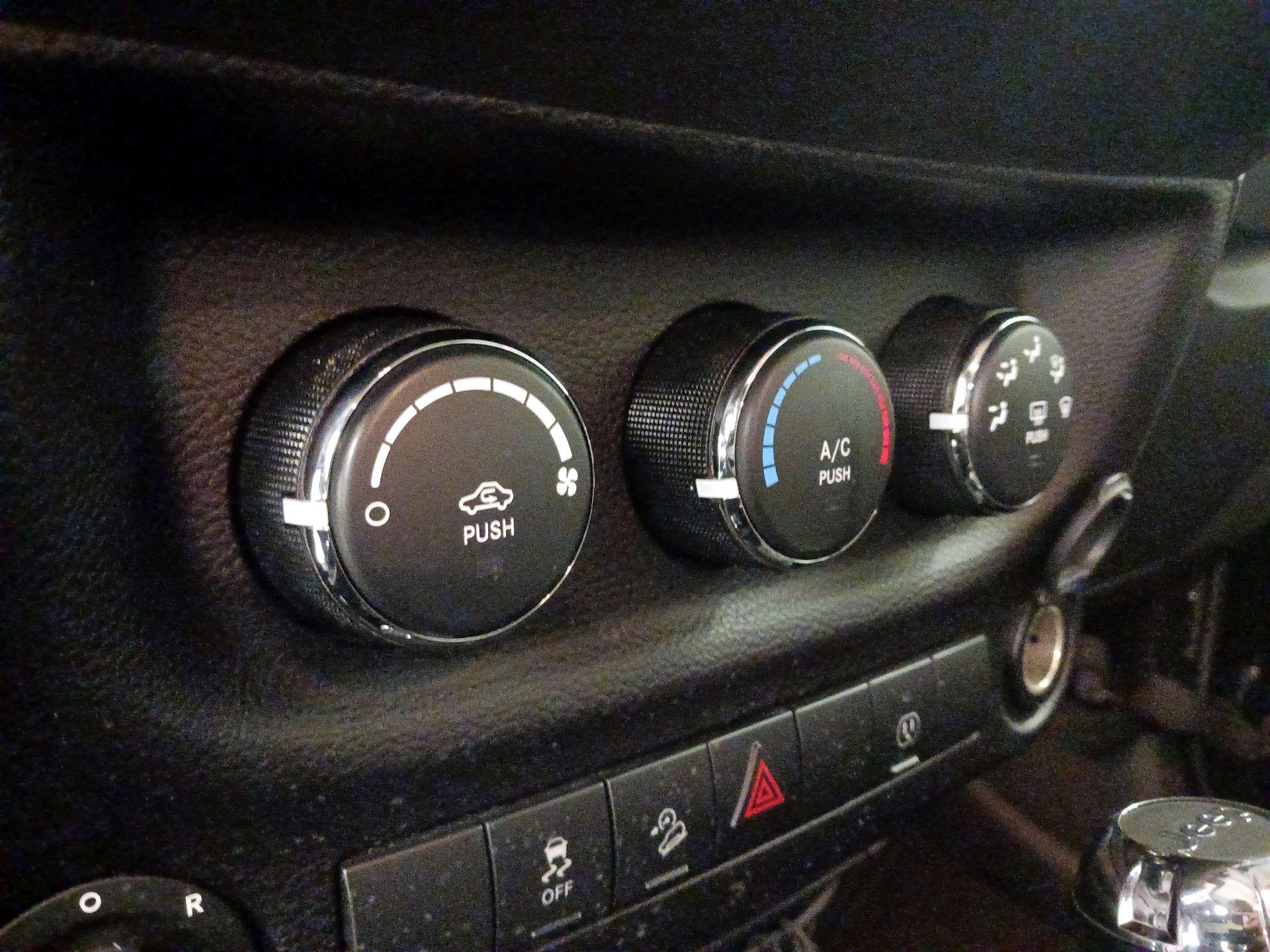Thumbnail: 2016 Jeep Wrangler - 14