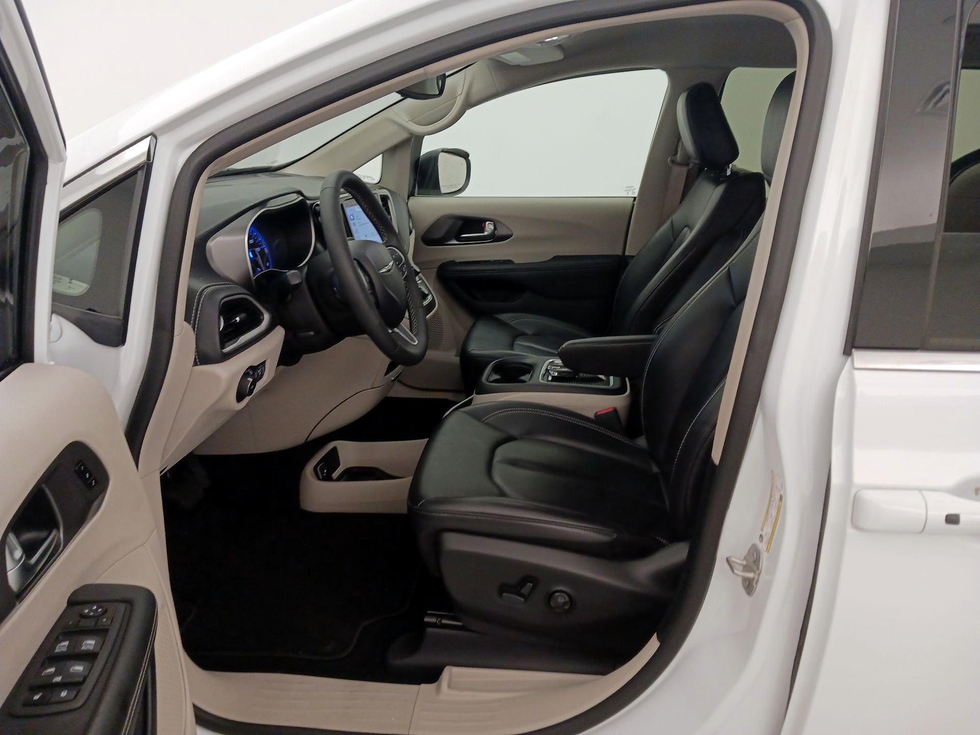 Thumbnail: 2023 Chrysler Pacifica - 11