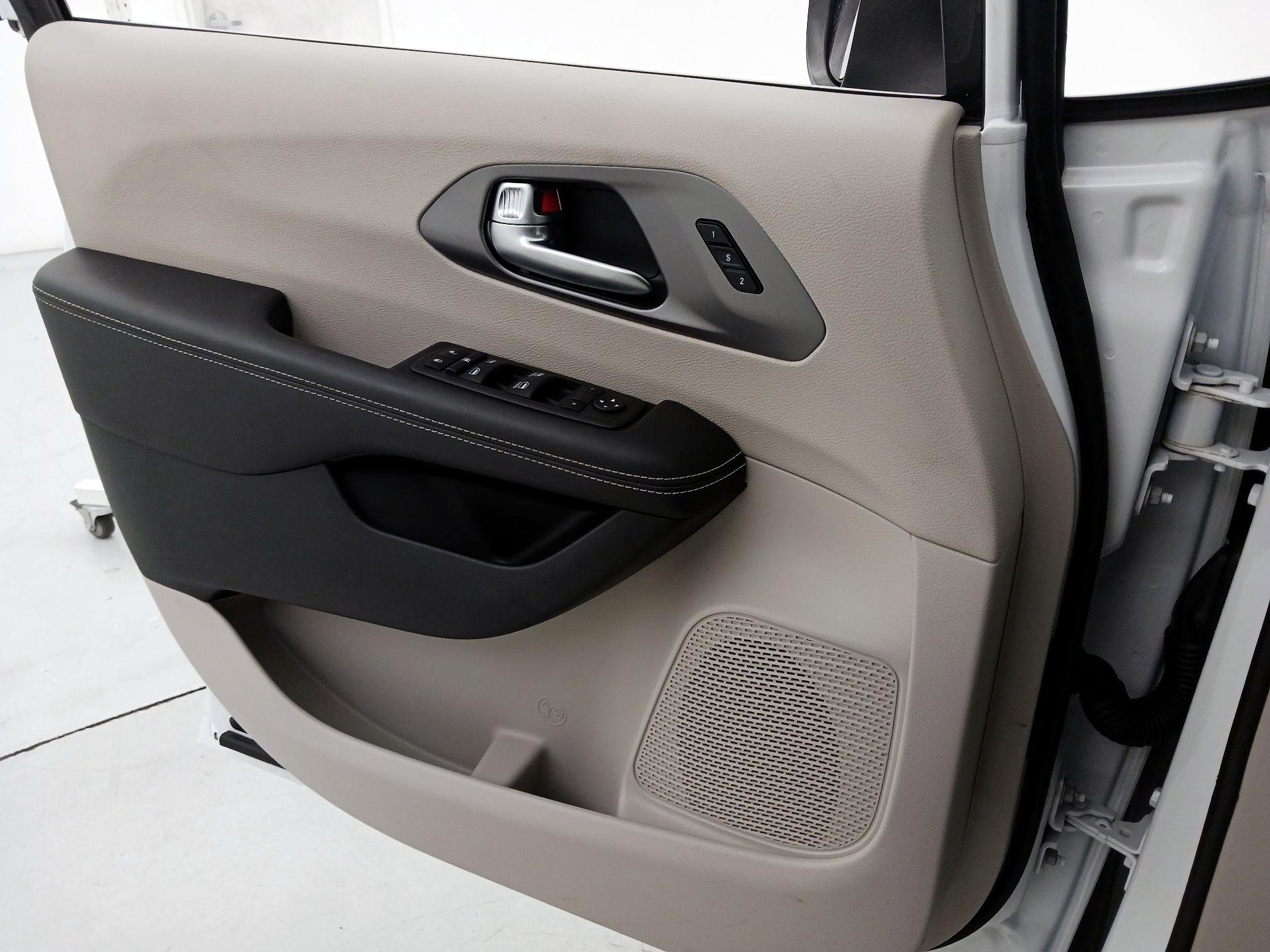 Thumbnail: 2023 Chrysler Pacifica - 12