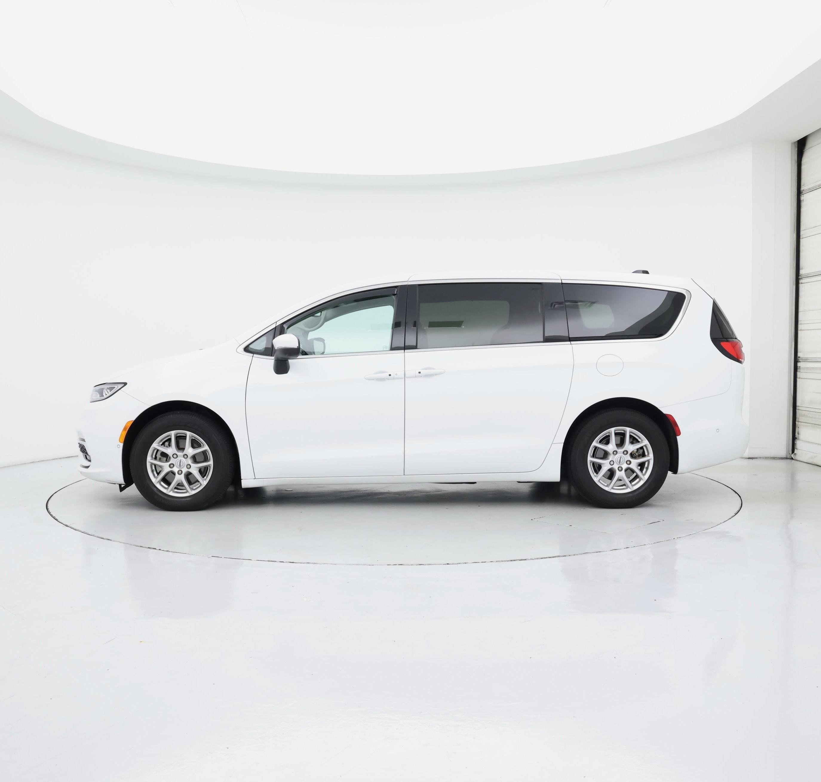 Thumbnail: 2023 Chrysler Pacifica - 3