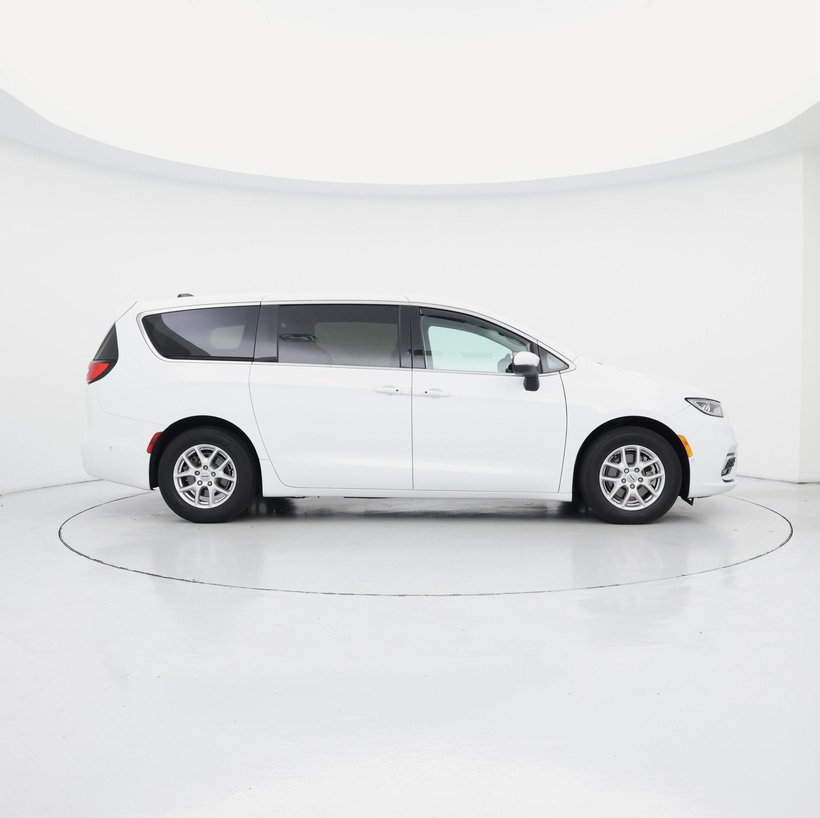 Thumbnail: 2023 Chrysler Pacifica - 7