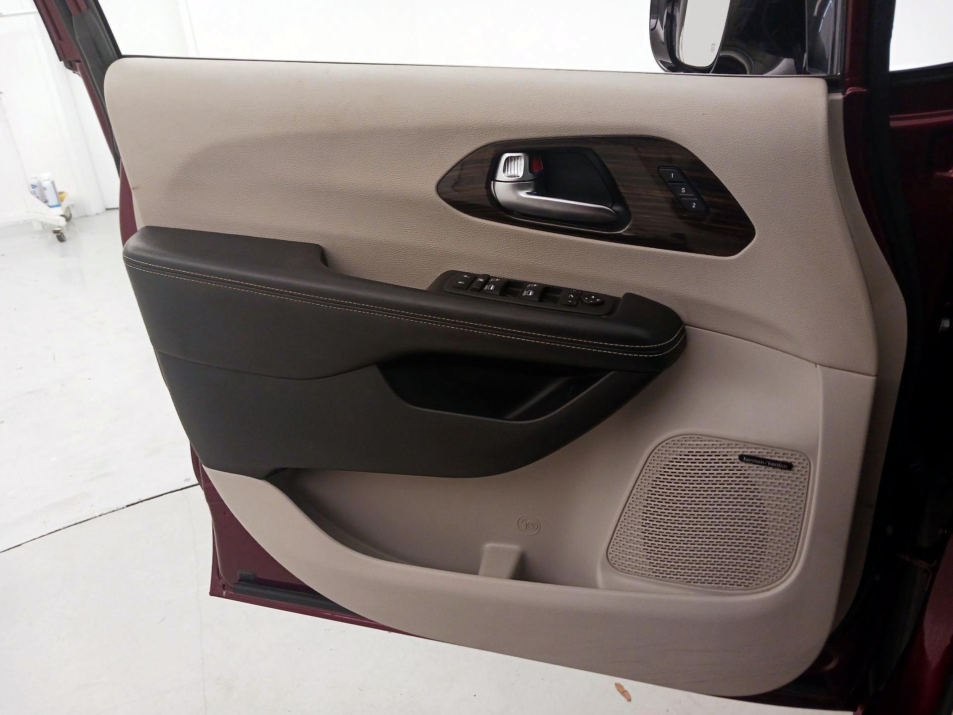 Thumbnail: 2023 Chrysler Pacifica - 12