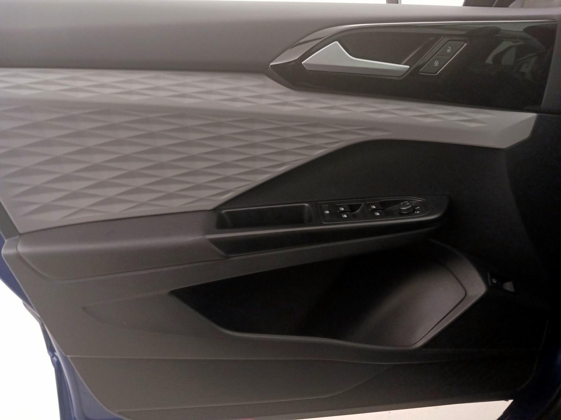 Thumbnail: 2023 Volkswagen Taos - 12