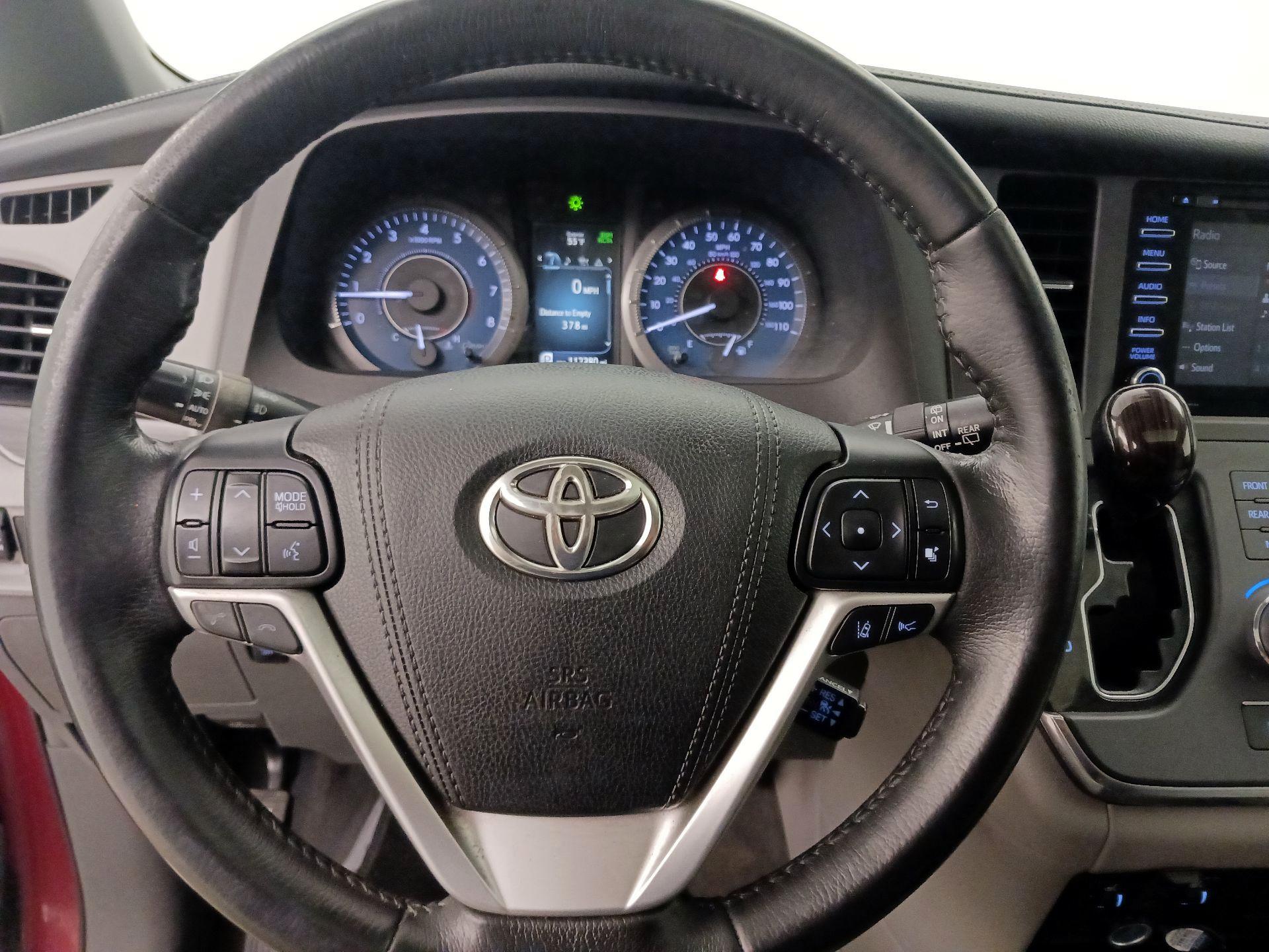 Thumbnail: 2018 Toyota Sienna - 10