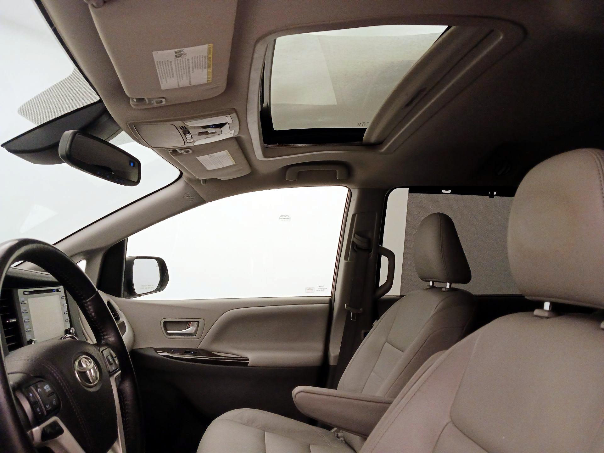 Thumbnail: 2018 Toyota Sienna - 19