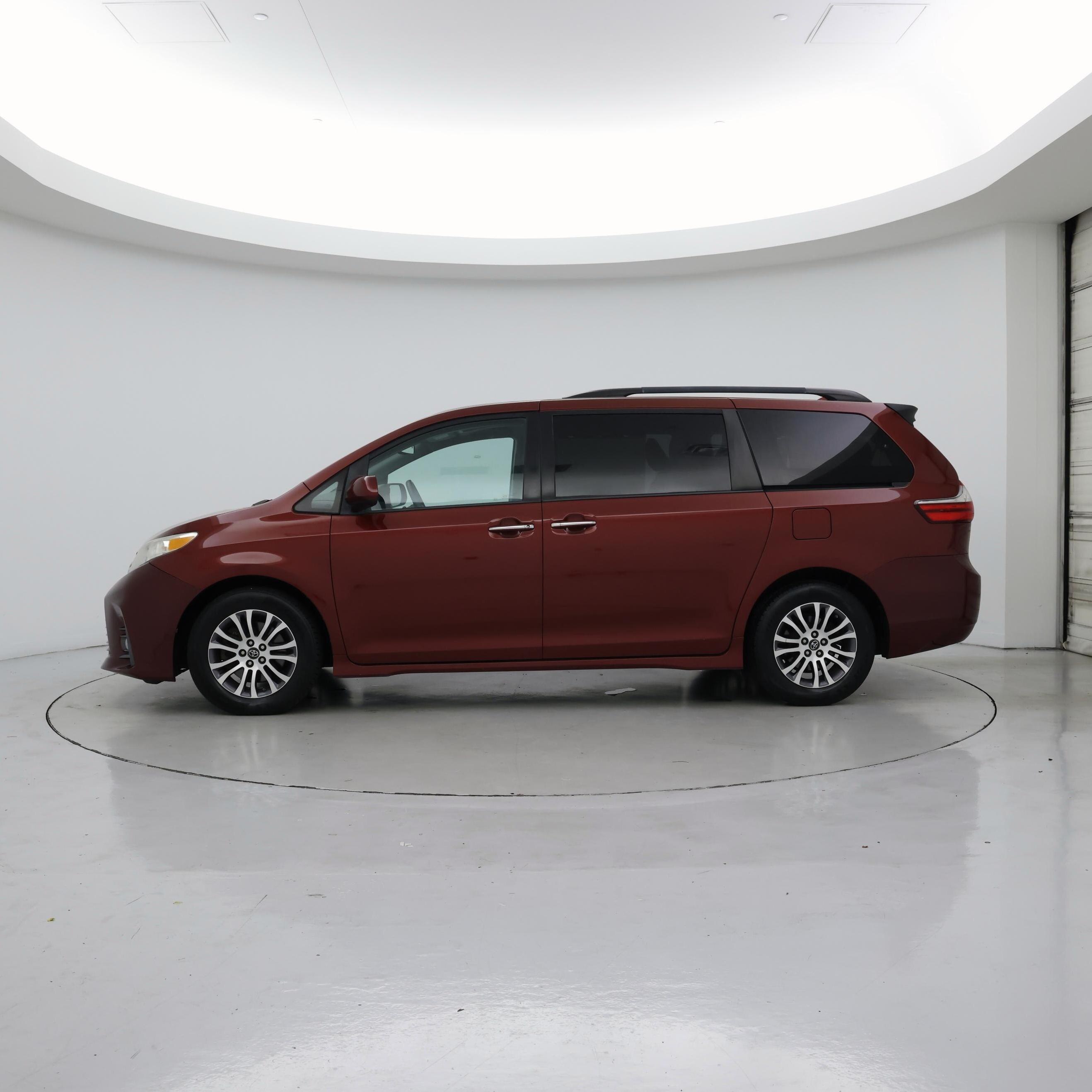Thumbnail: 2018 Toyota Sienna - 3